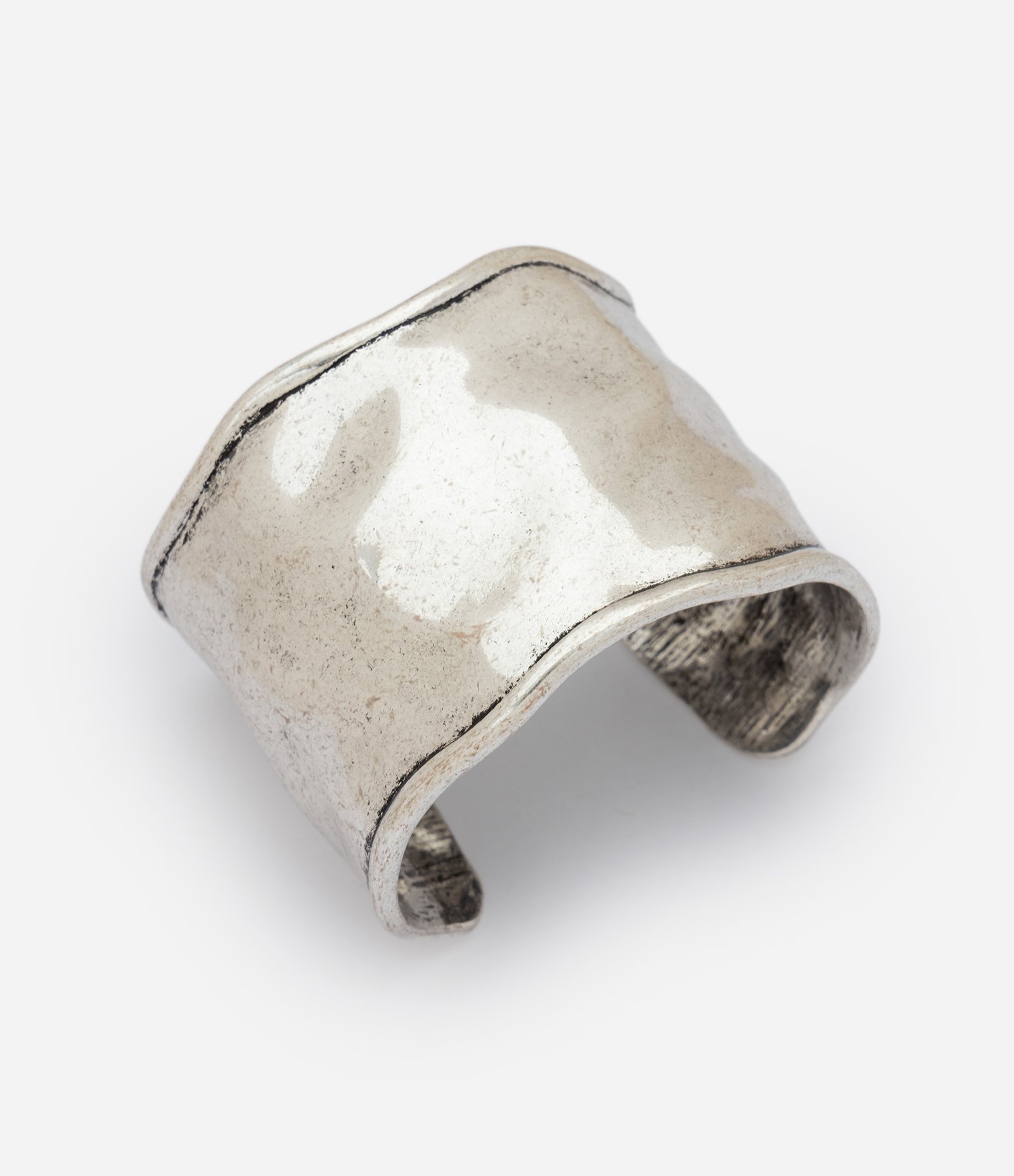 Bracelete Orgânico em Metal com Acabamento Martelado Prata 3
