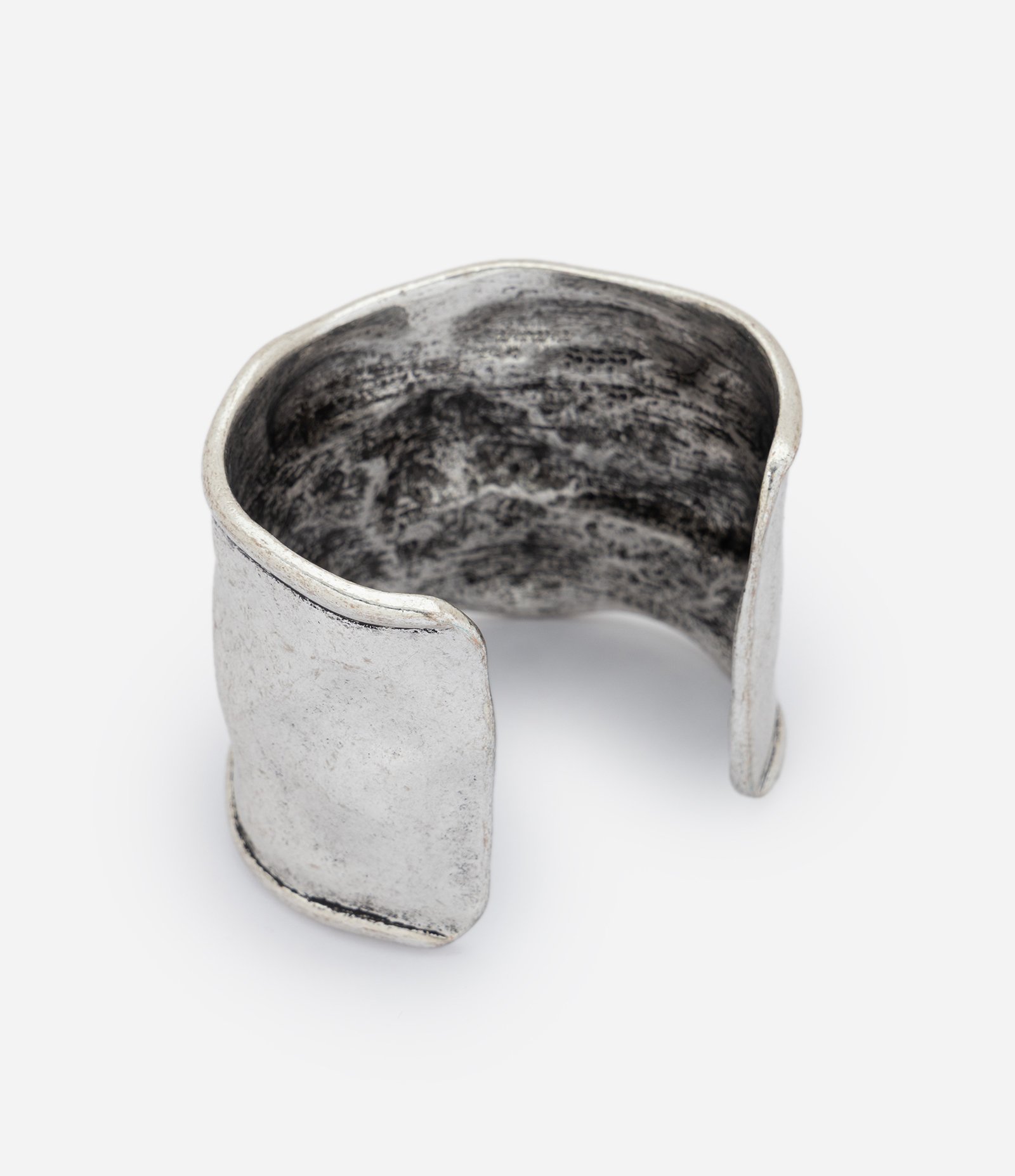 Bracelete Orgânico em Metal com Acabamento Martelado Prata 4
