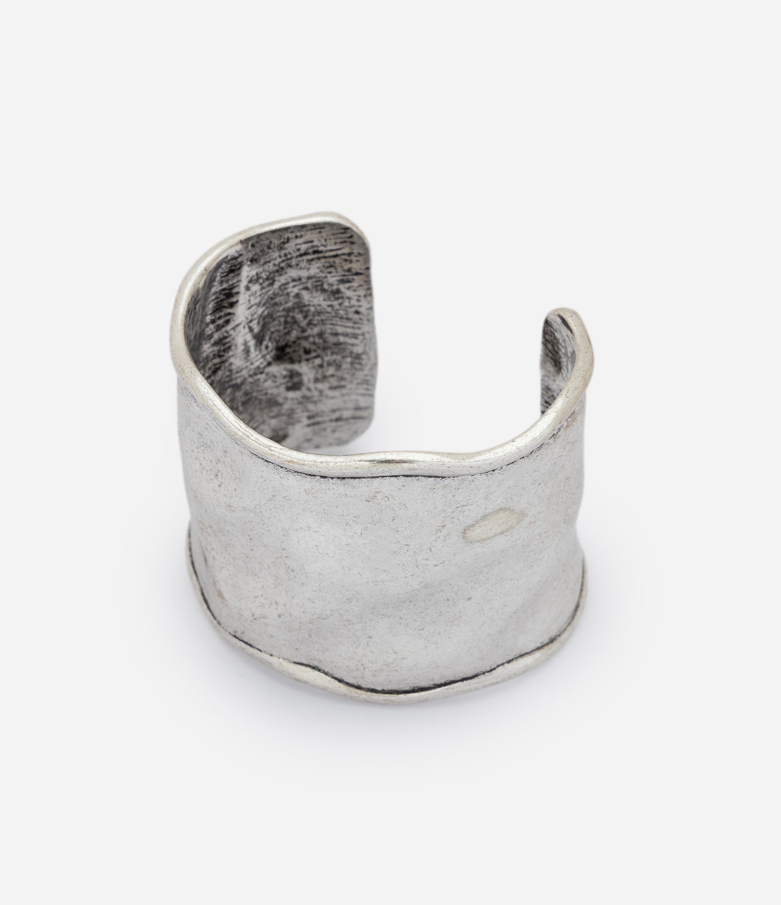 Bracelete Orgânico em Metal com Acabamento Martelado Prata 5