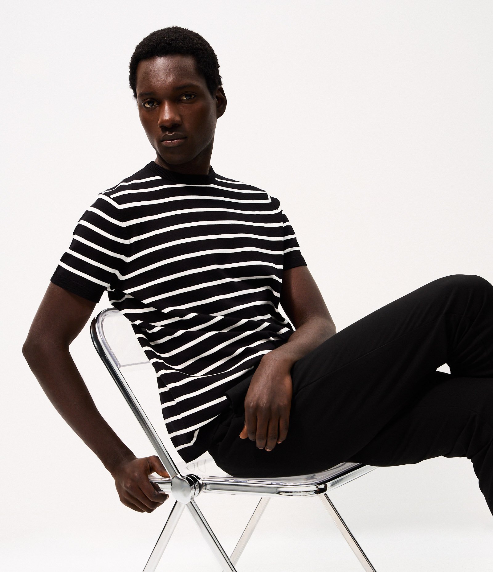 Camiseta Slim em Tricô Listrada Preto 1