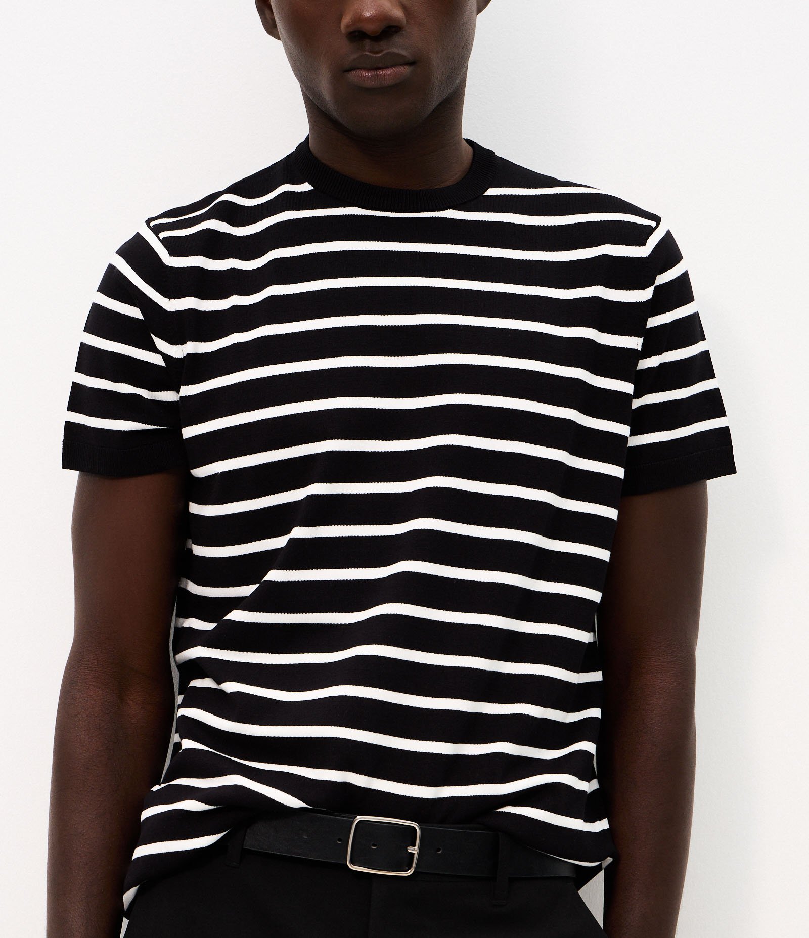 Camiseta Slim em Tricô Listrada Preto 4
