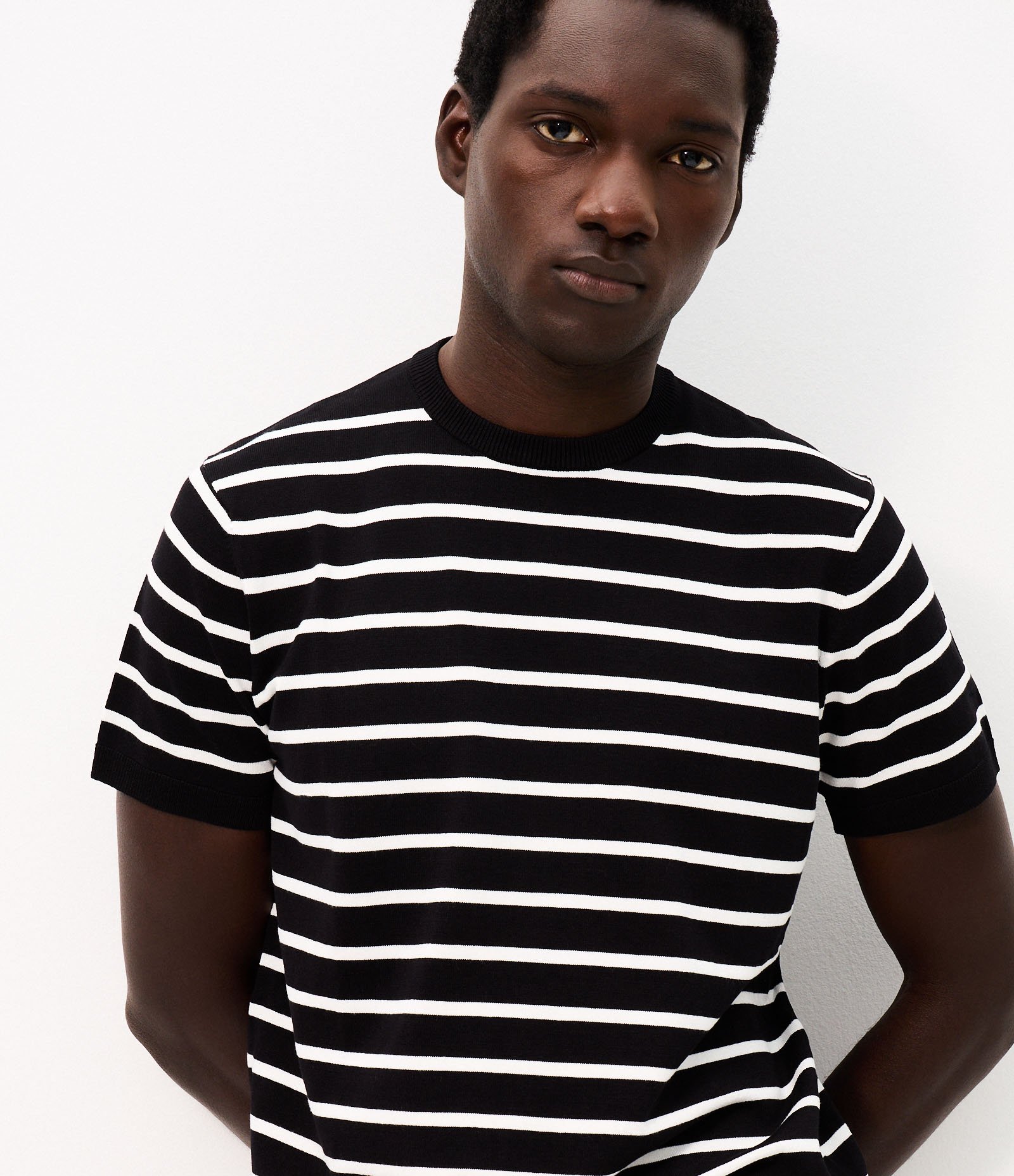 Camiseta Slim em Tricô Listrada Preto 5