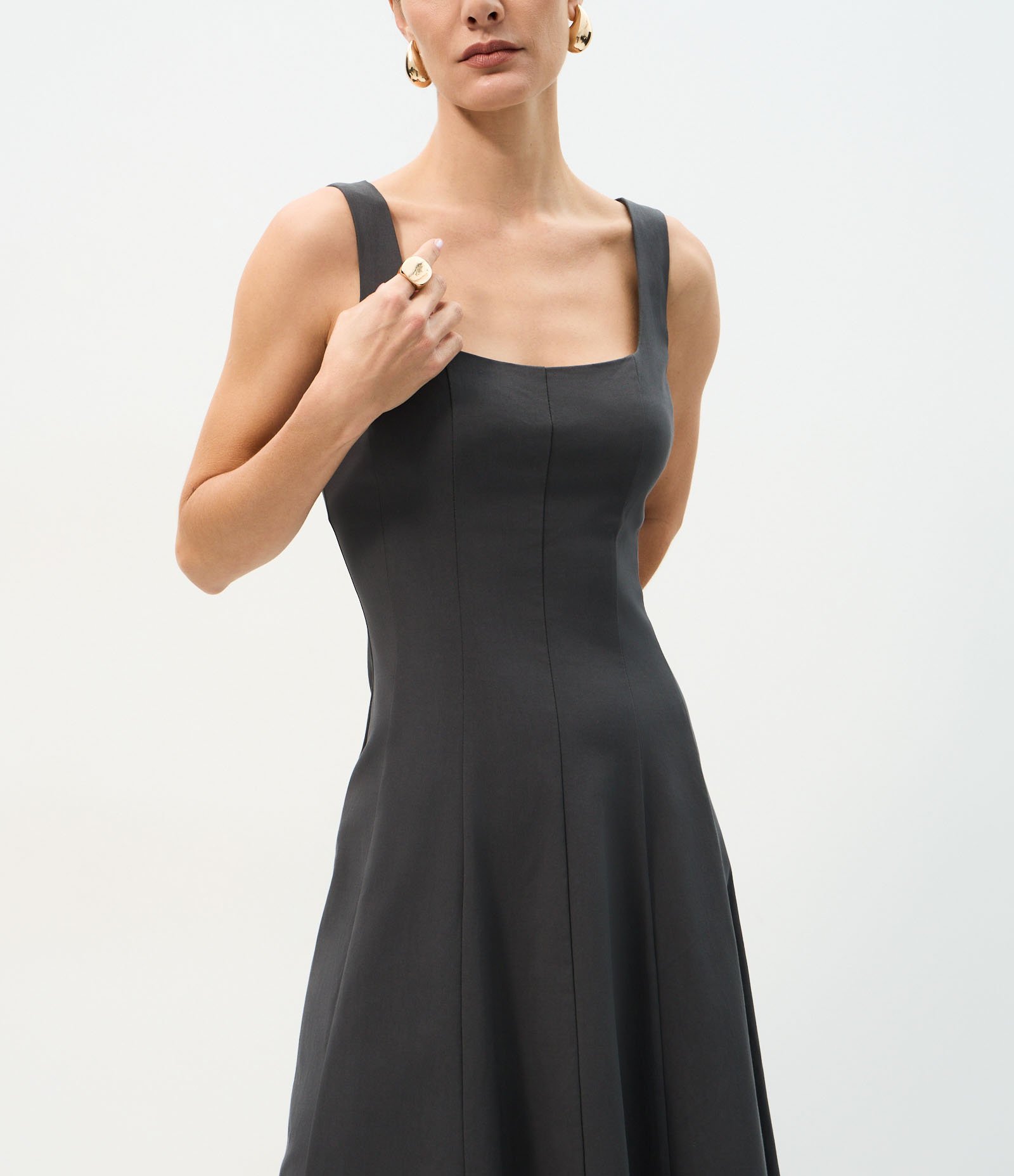 Vestido Evasê Midi em Bengaline com Decote Quadrado e Recortes Cinza 4