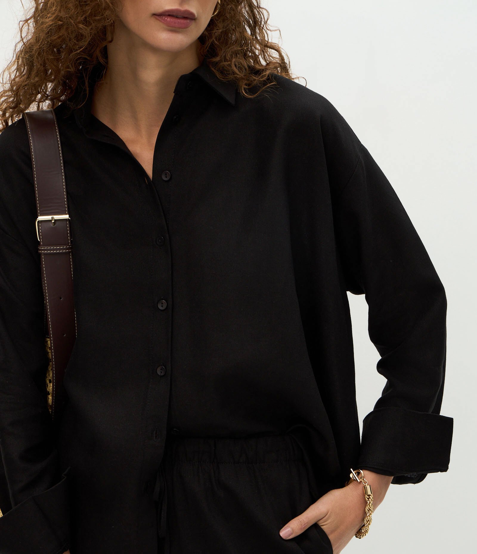 Camisa Ampla em Viscolinho com Barra Arredondada Preto 4