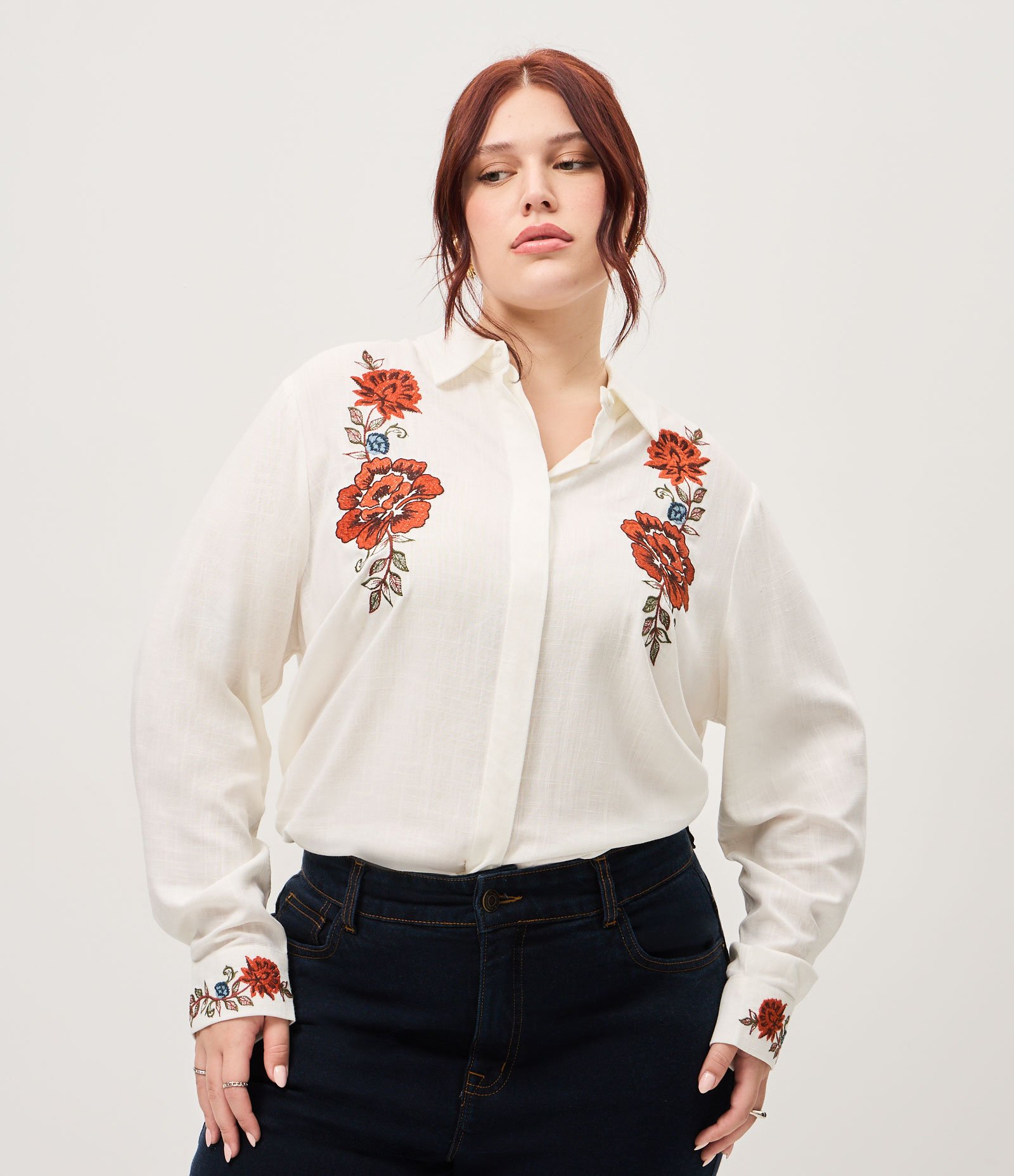 Camisa Regular em Viscolinho com Bordado Floral Curve & Plus Size Branco 1