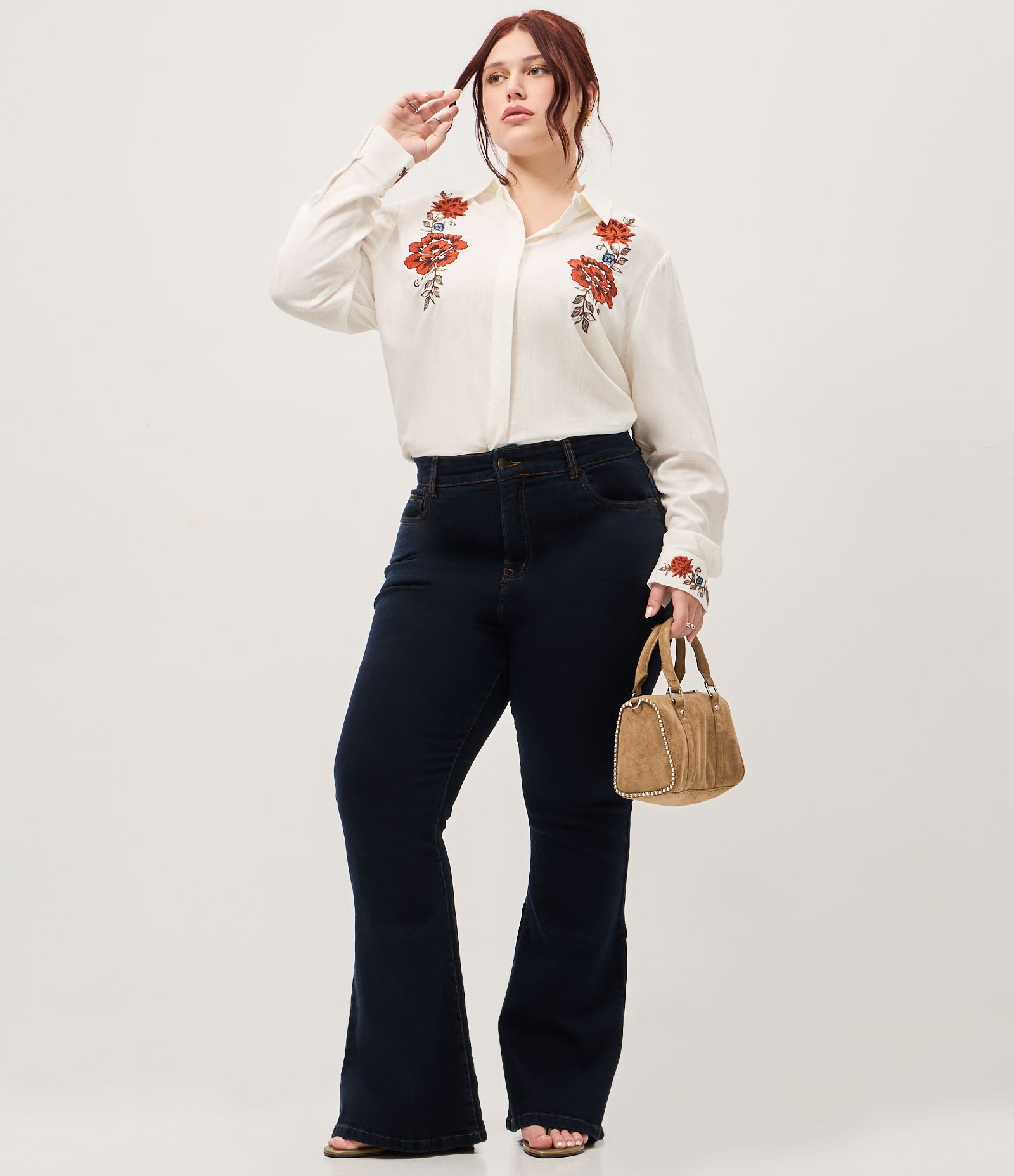 Camisa Regular em Viscolinho com Bordado Floral Curve & Plus Size Branco 2