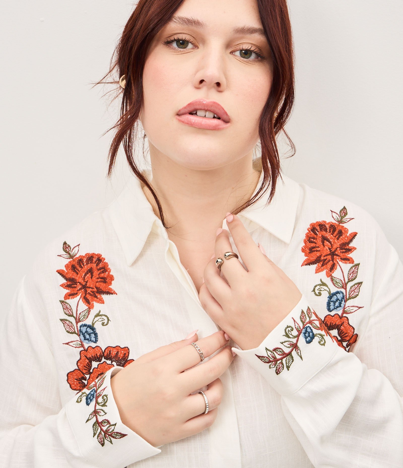 Camisa Regular em Viscolinho com Bordado Floral Curve & Plus Size Branco 3