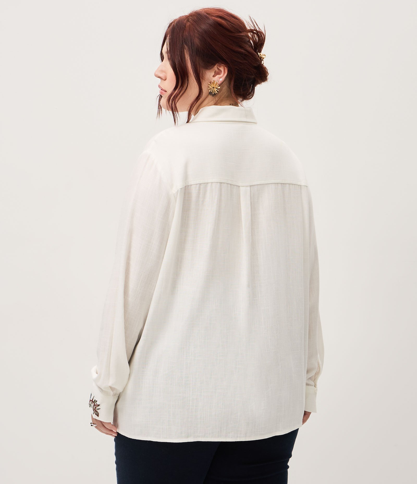 Camisa Regular em Viscolinho com Bordado Floral Curve & Plus Size Branco 4