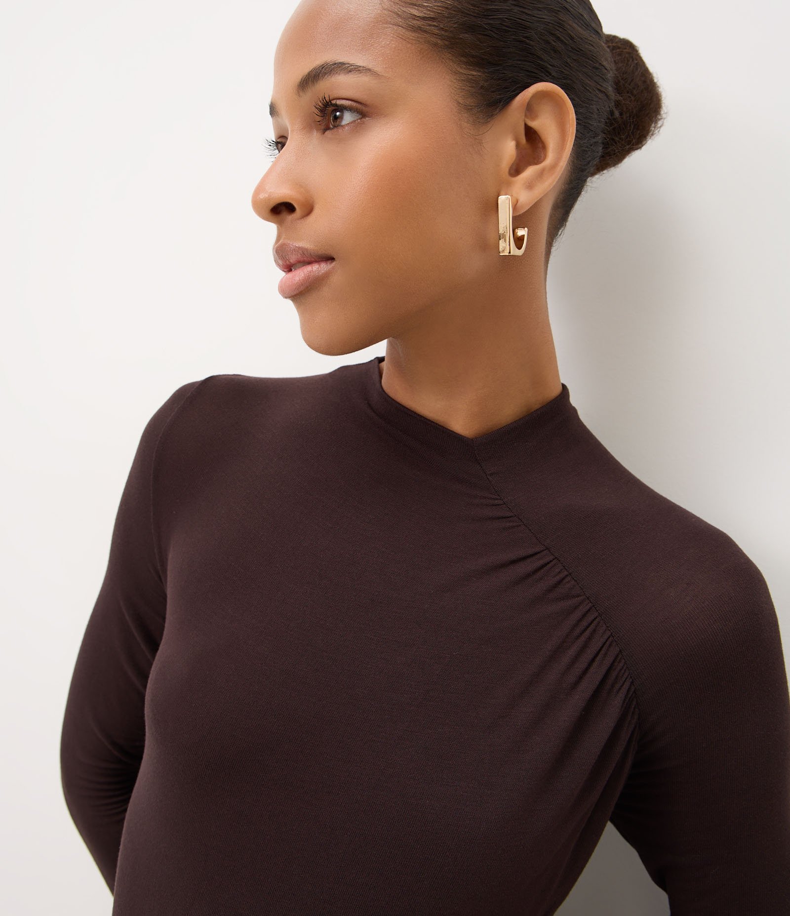 Blusa em Viscose com Franzido no Ombro Marrom 3