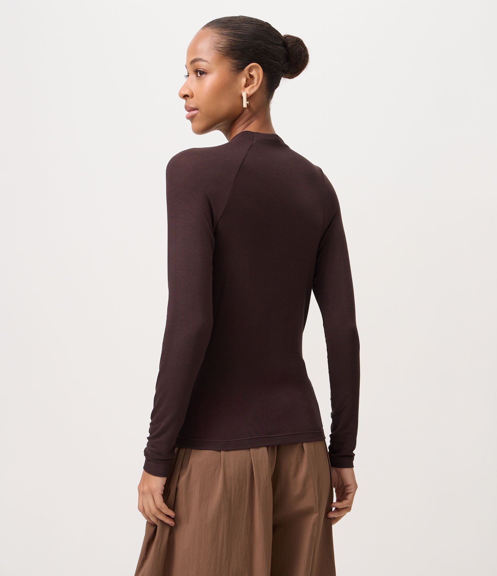 Blusa em Viscose com Franzido no Ombro Marrom 3