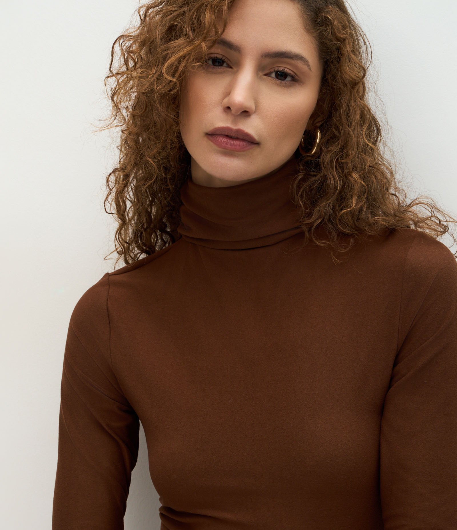 Vestido Midi Ajustado com Gola Alta e Fenda Traseira Marrom 3