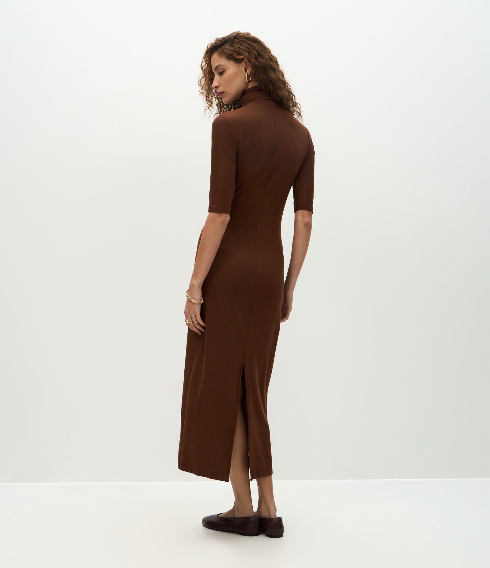 Vestido Midi Ajustado com Gola Alta e Fenda Traseira Marrom 4
