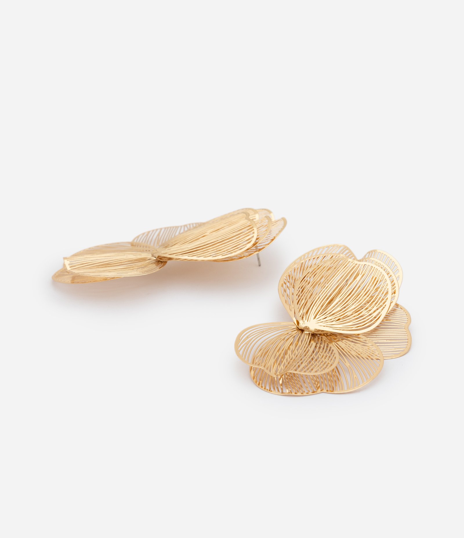 Brinco Meia Flor de Pétalas Aramadas em Metal Dourado 2