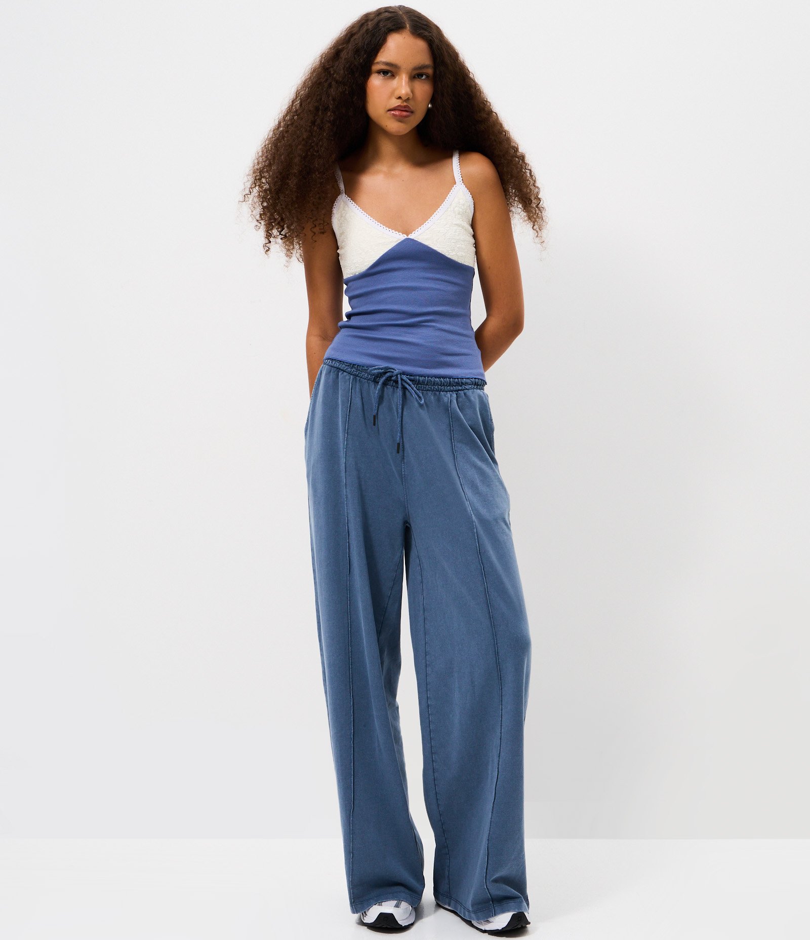 Blusa de Alcinha Texturizada com Busto em Renda Azul 2