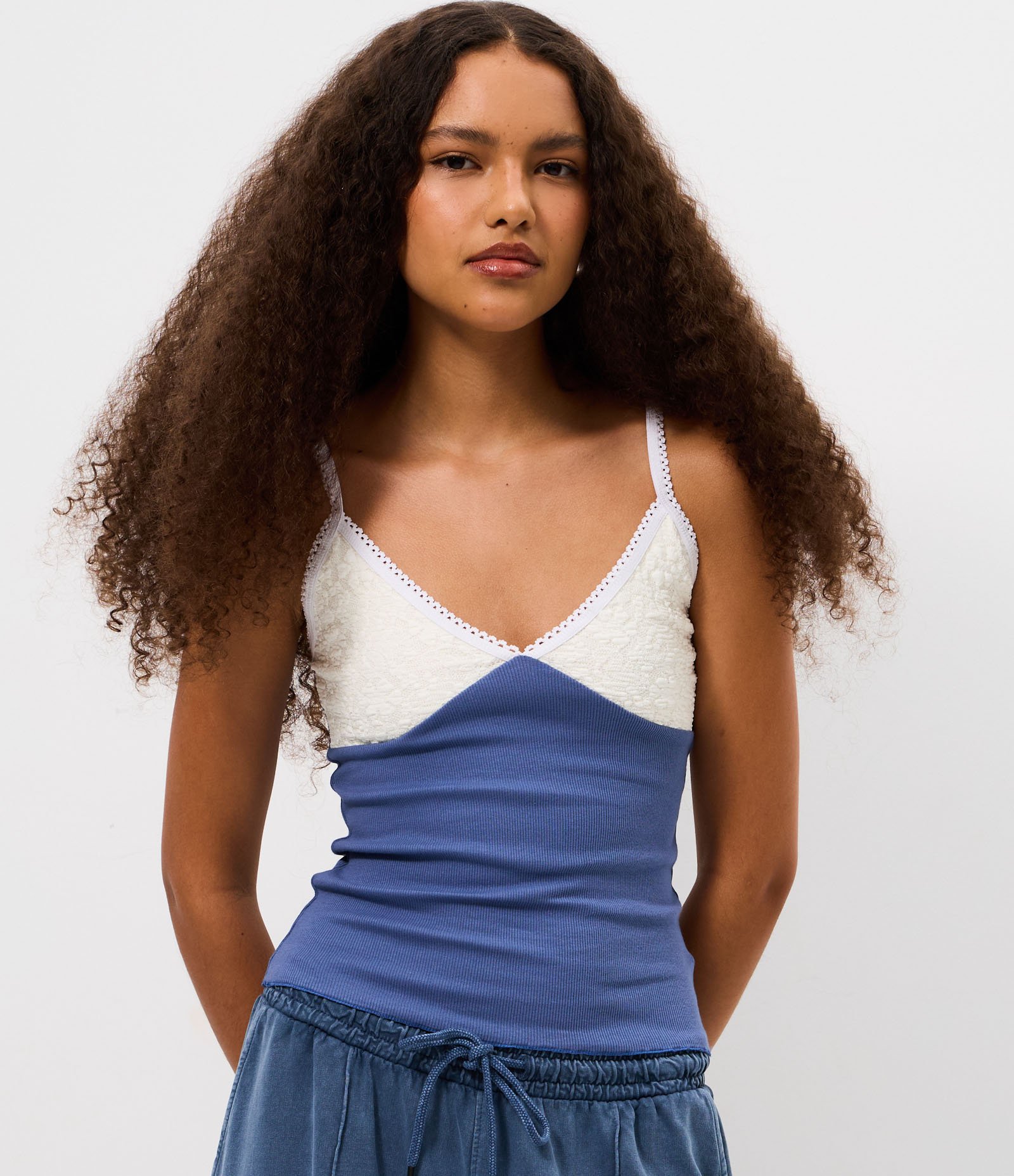 Blusa de Alcinha Texturizada com Busto em Renda Azul 3