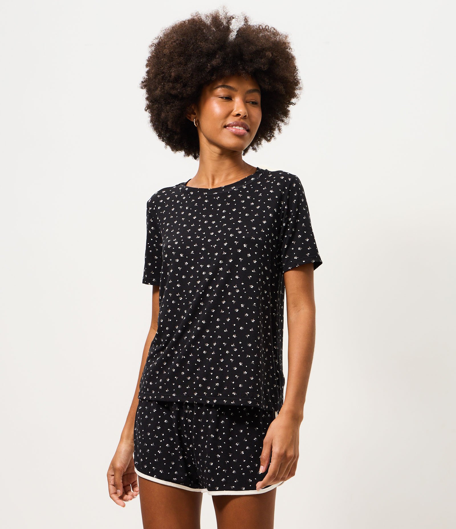 Pijama Curto em Viscolycra com Estampa Floral Preto 1