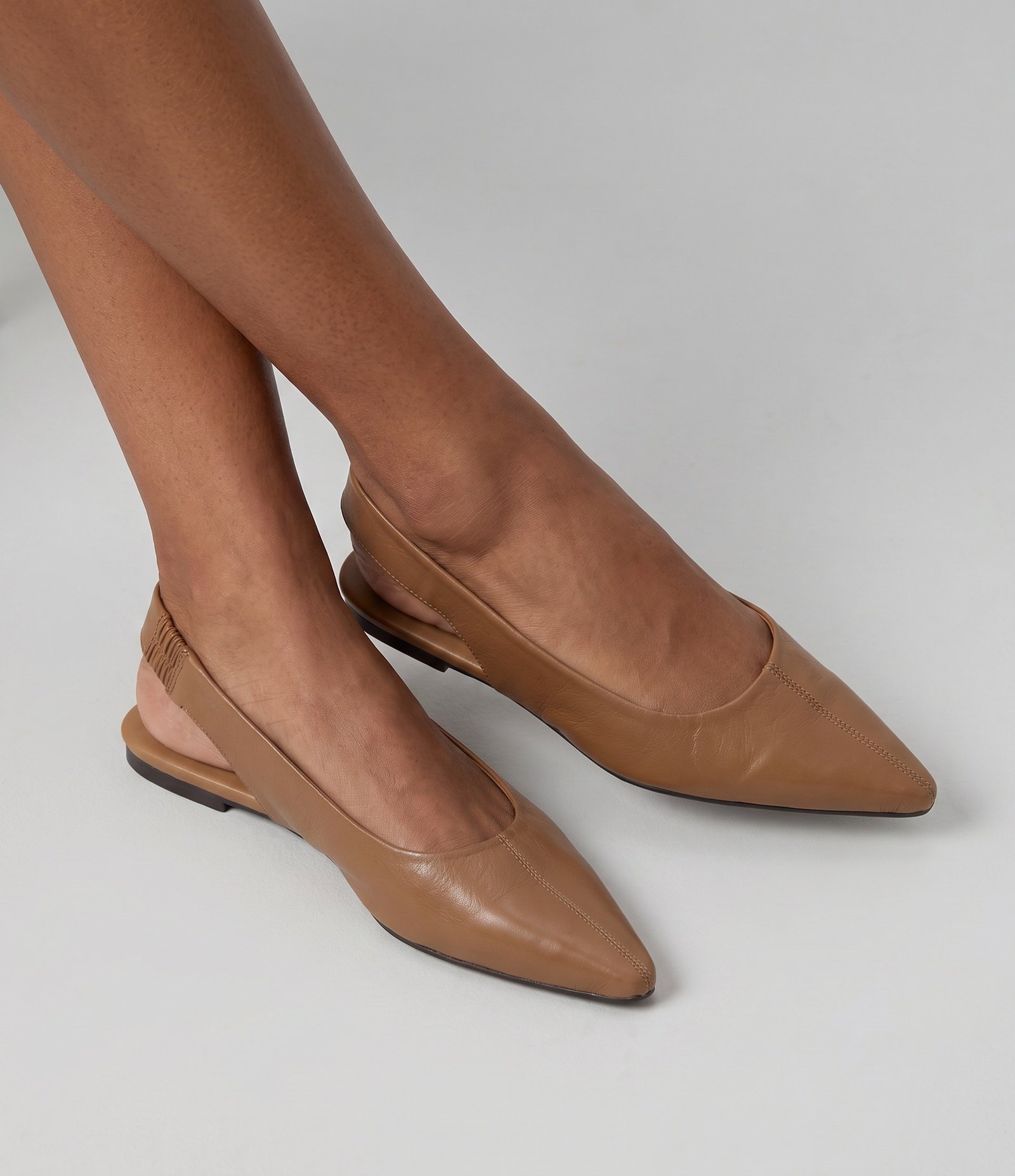 Sapatilha Slingback de Bico Fino em Couro Marrom 1