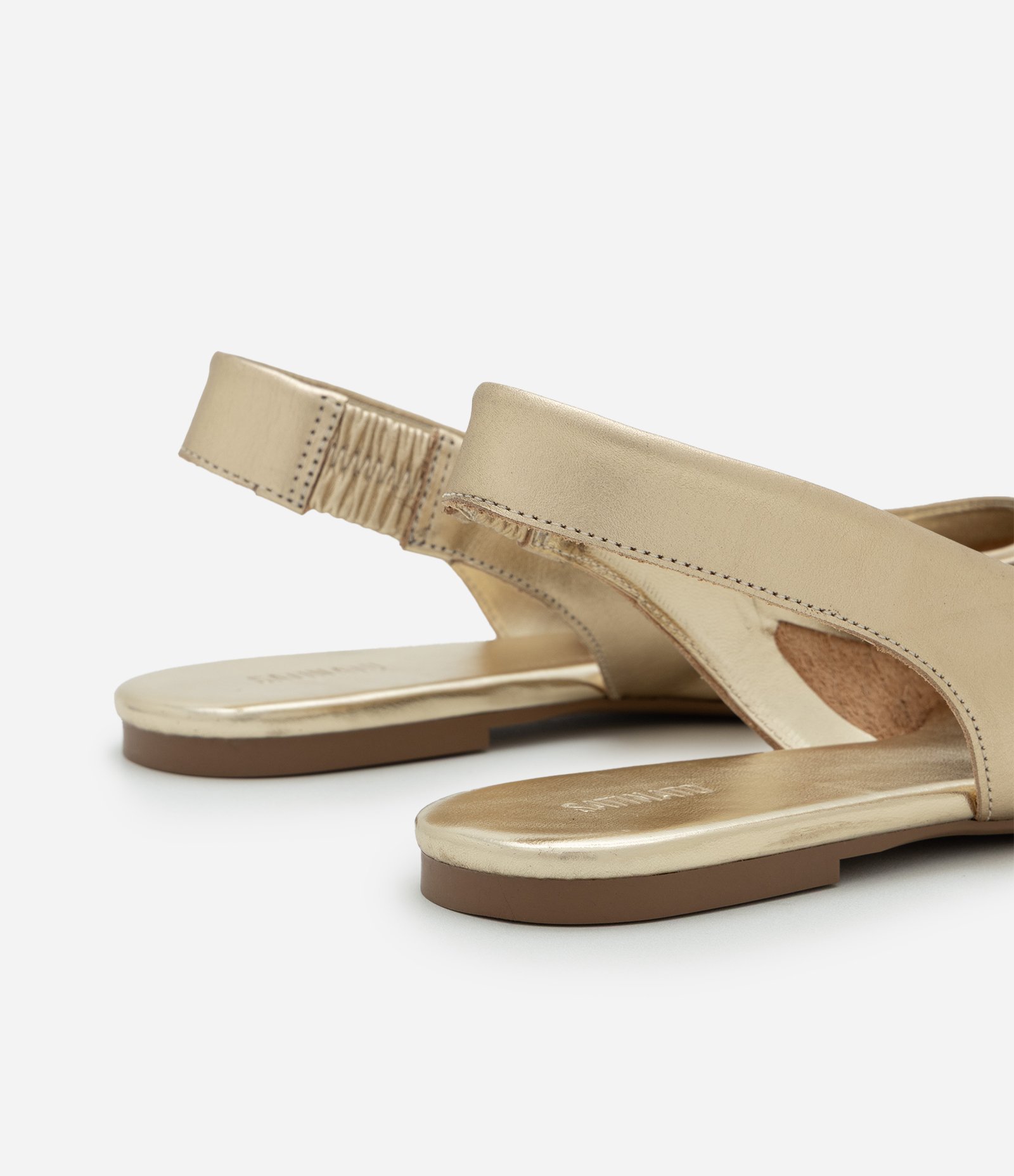 Sapatilha Slingback de Bico Fino em Couro Dourado 4