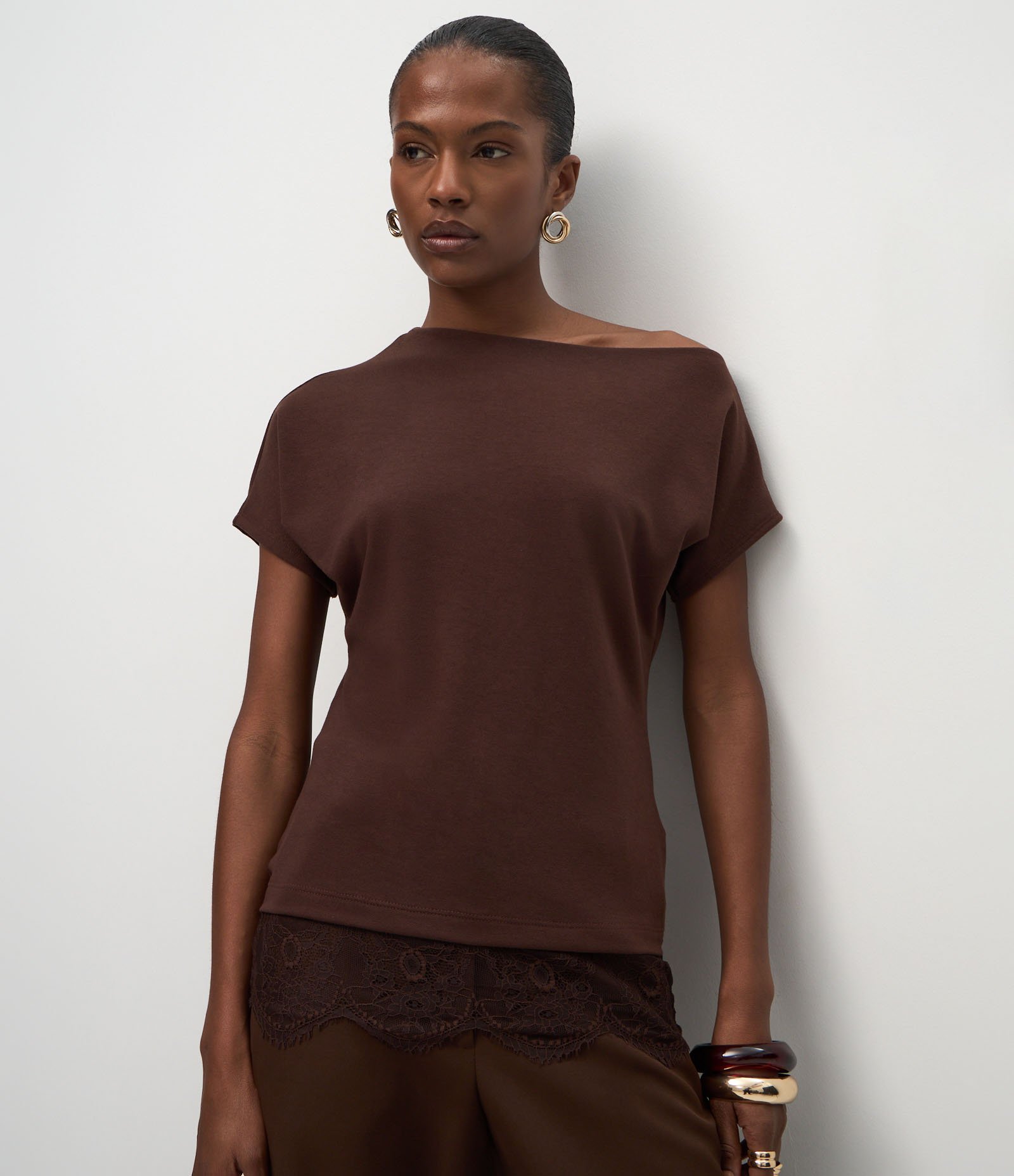 Blusa em Crepe com Aplicação de Renda na Barra Marrom 1