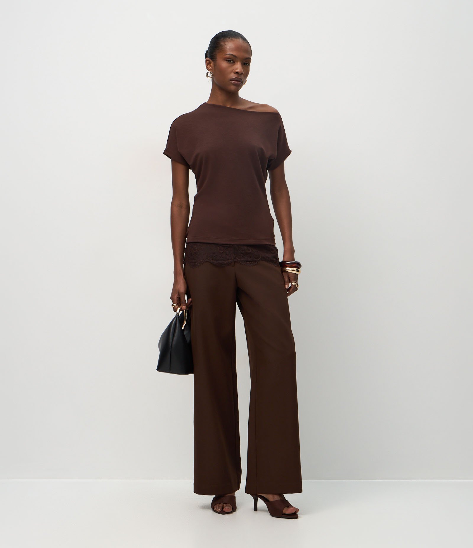Blusa em Crepe com Aplicação de Renda na Barra Marrom 2
