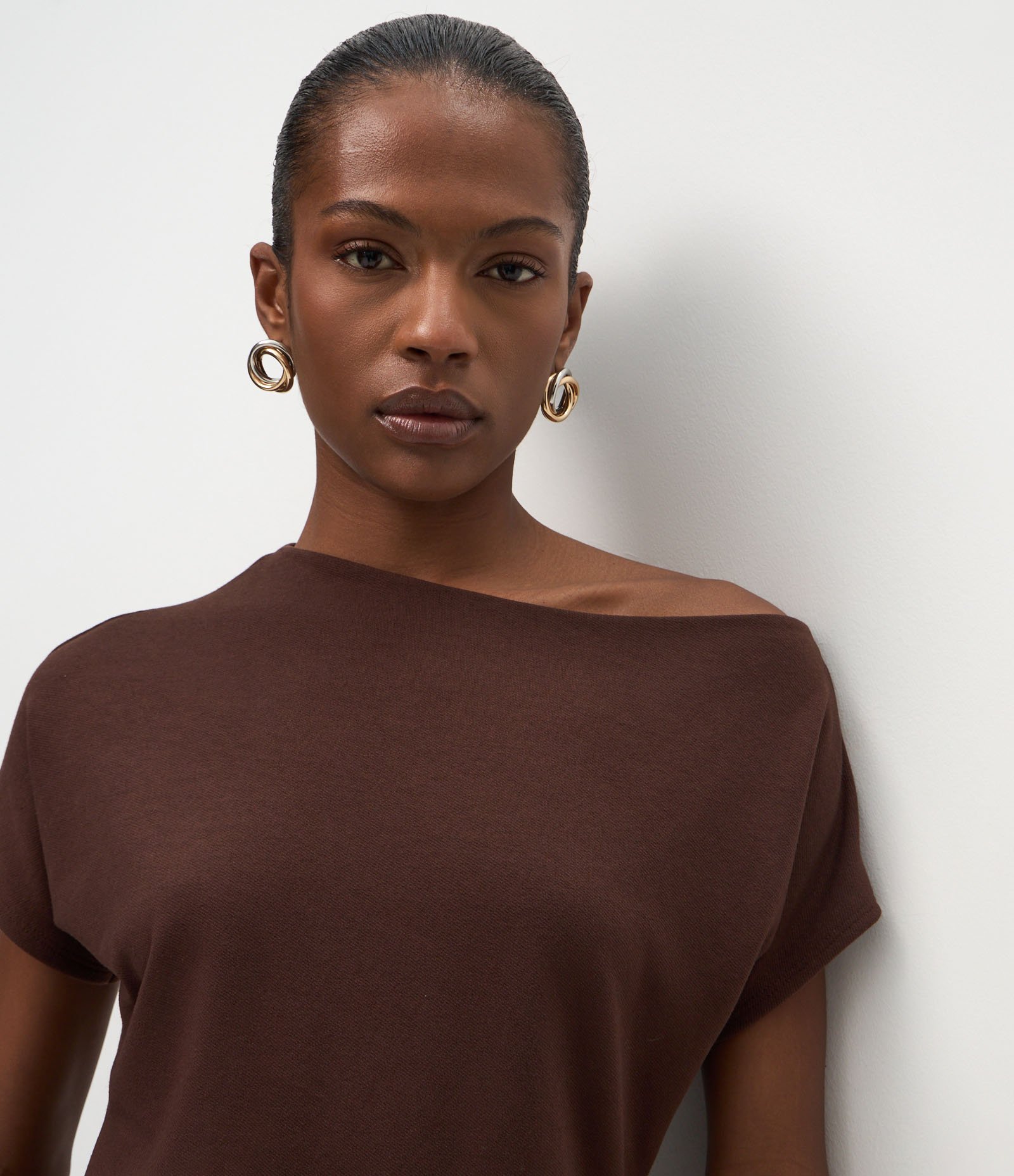 Blusa em Crepe com Aplicação de Renda na Barra Marrom 3