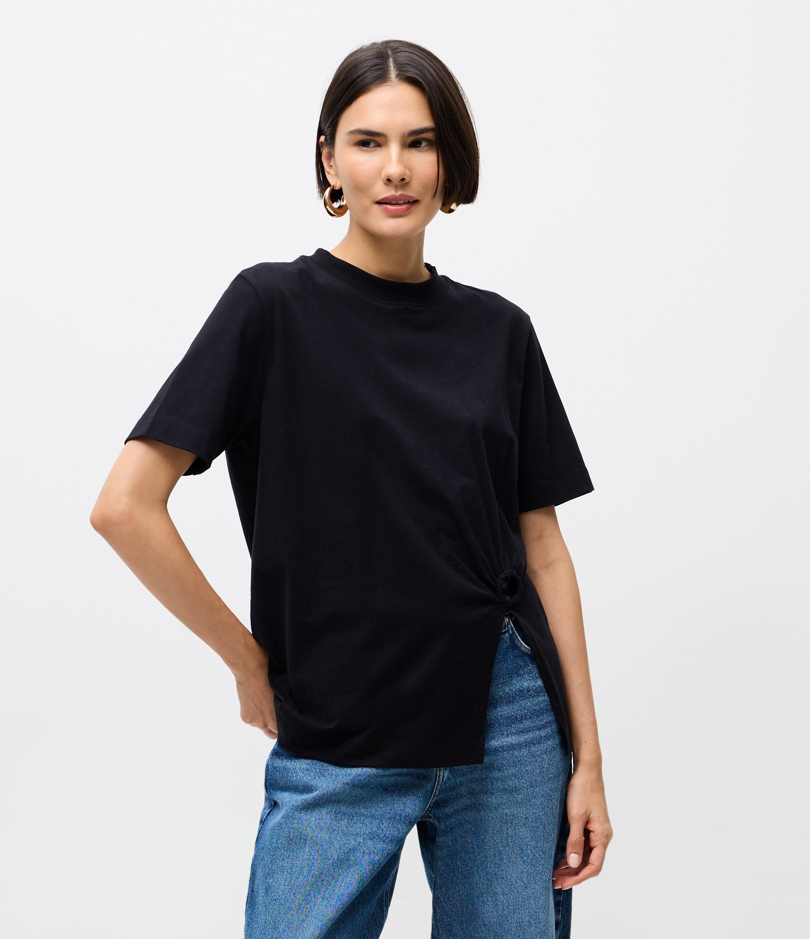 Camiseta em Algodão com Aviamento e Fenda na Lateral Preto 1