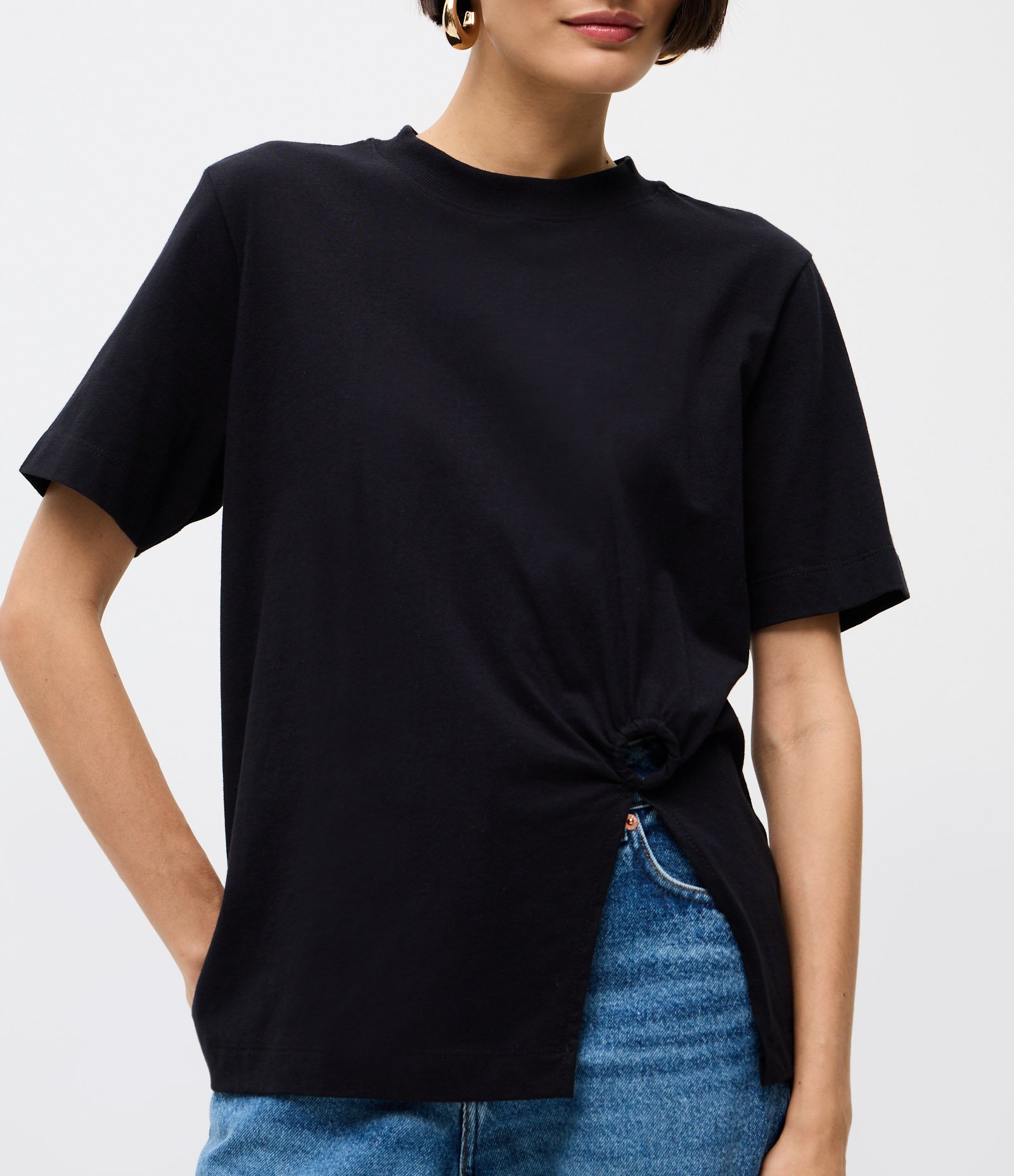 Camiseta em Algodão com Aviamento e Fenda na Lateral Preto 3