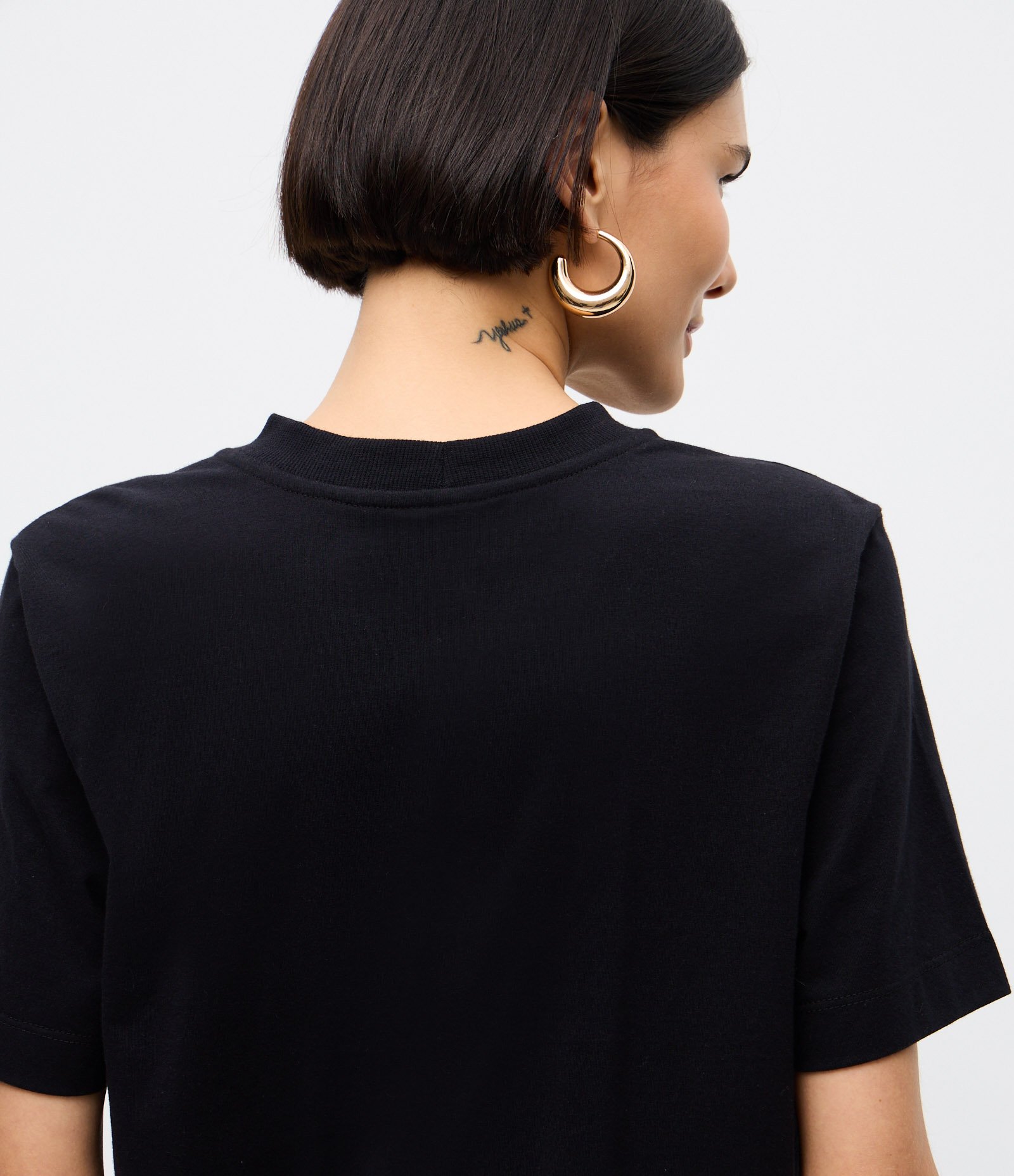 Camiseta em Algodão com Aviamento e Fenda na Lateral Preto 4