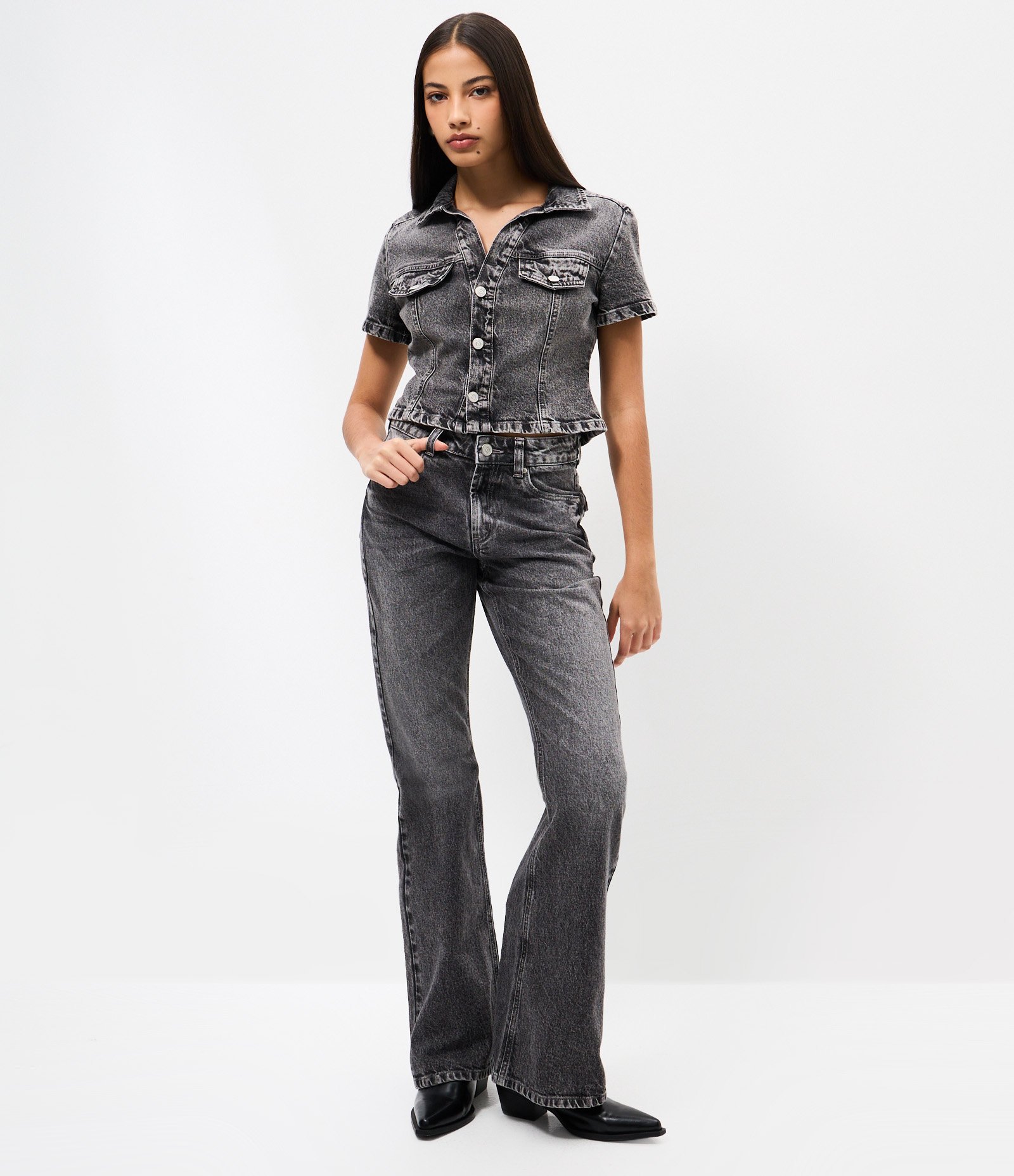 Calça Flare em Jeans com Cintura Média Cinza 1