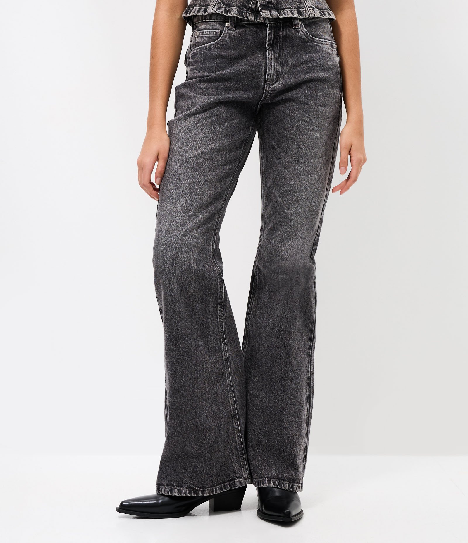 Blusa Acinturada em Jeans Estonado com Recortes Preto 2