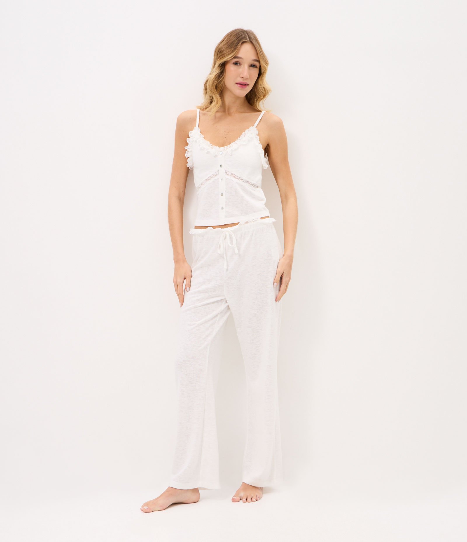 Pijama Longo em Flame com Renda e Abotoamento Frontal Branco 1