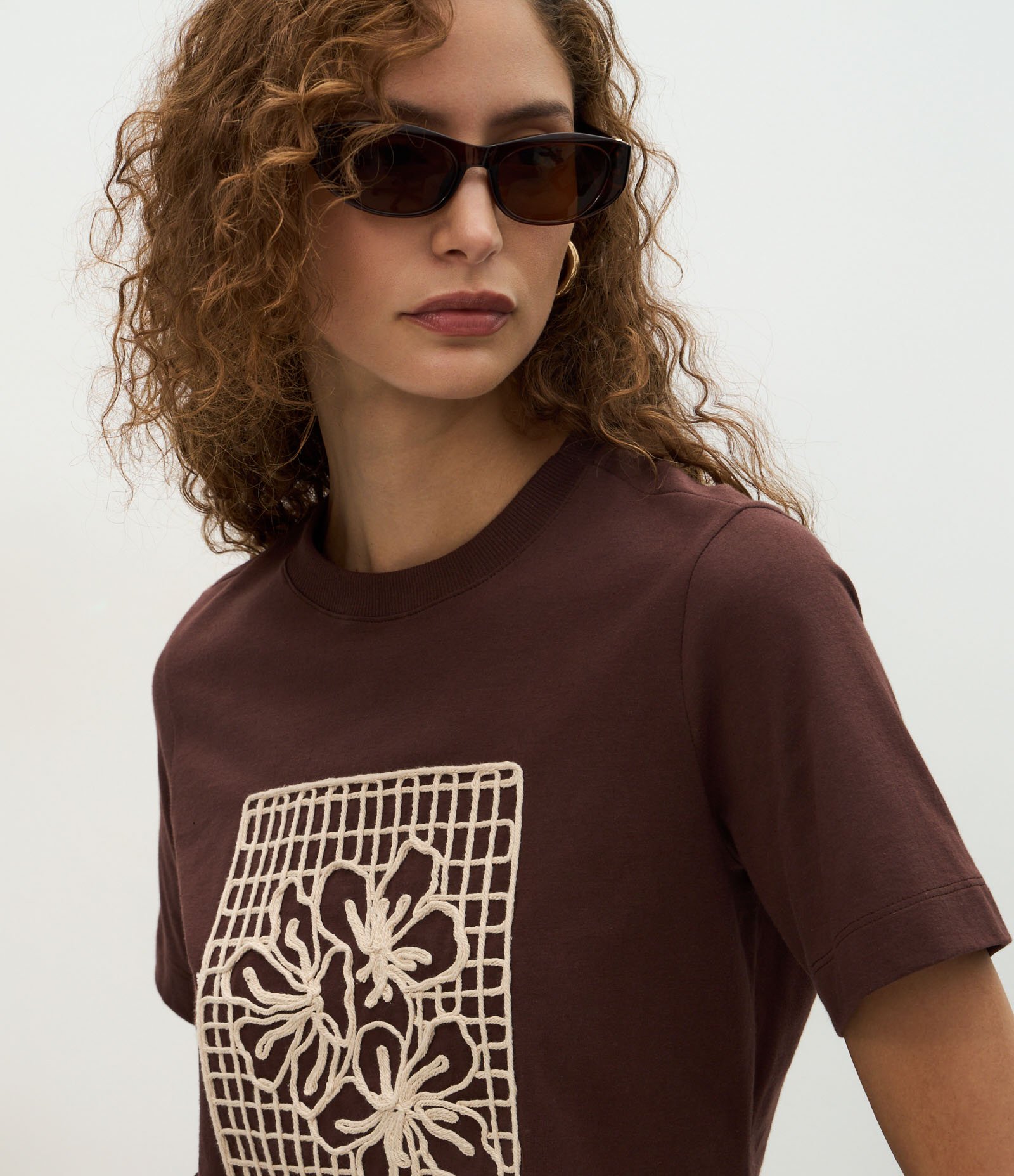 Blusa em Algodão com Bordado Floral Marrom 3