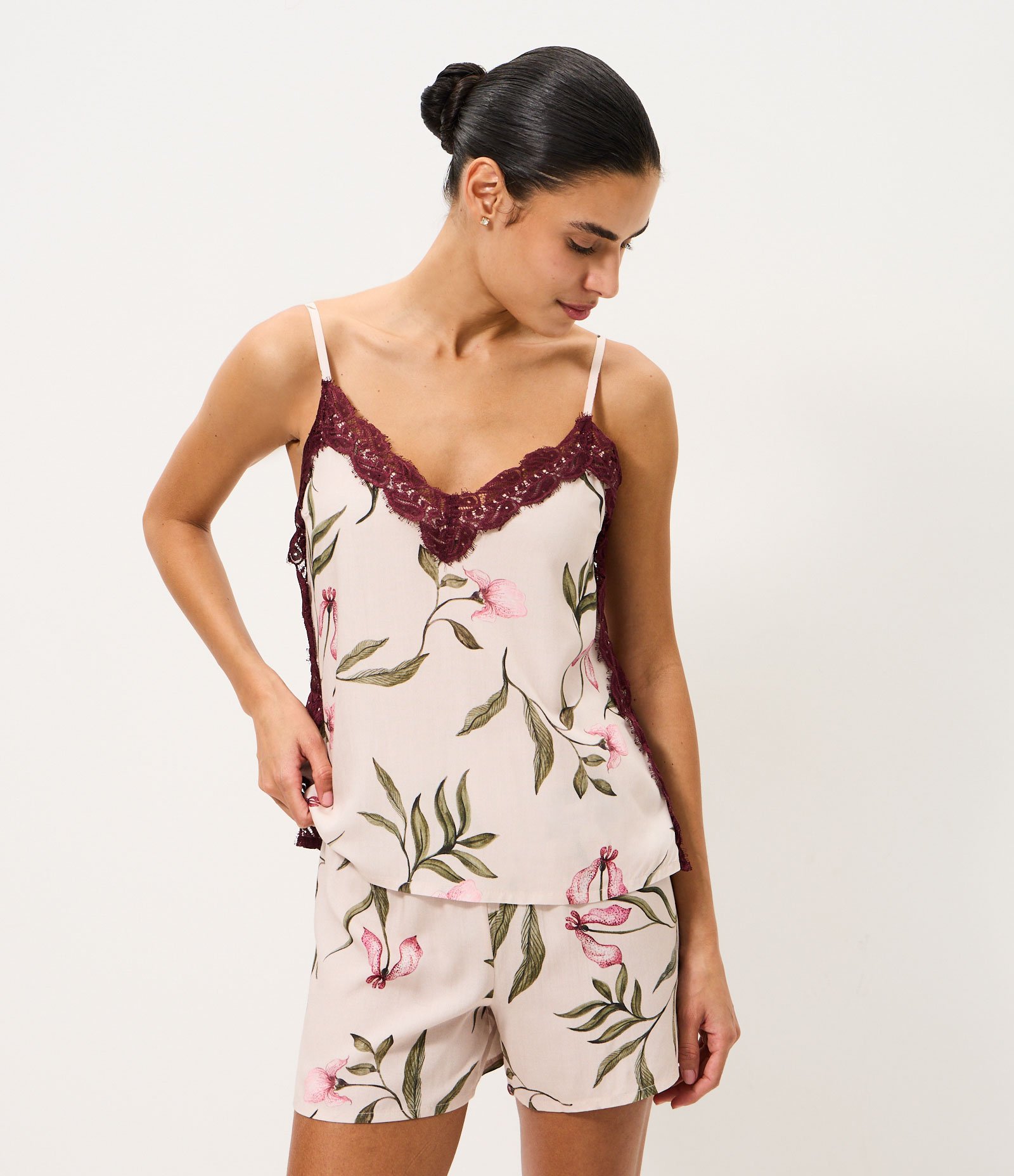 Short Doll em Viscose com Estampa Floral e Renda Rosa 1
