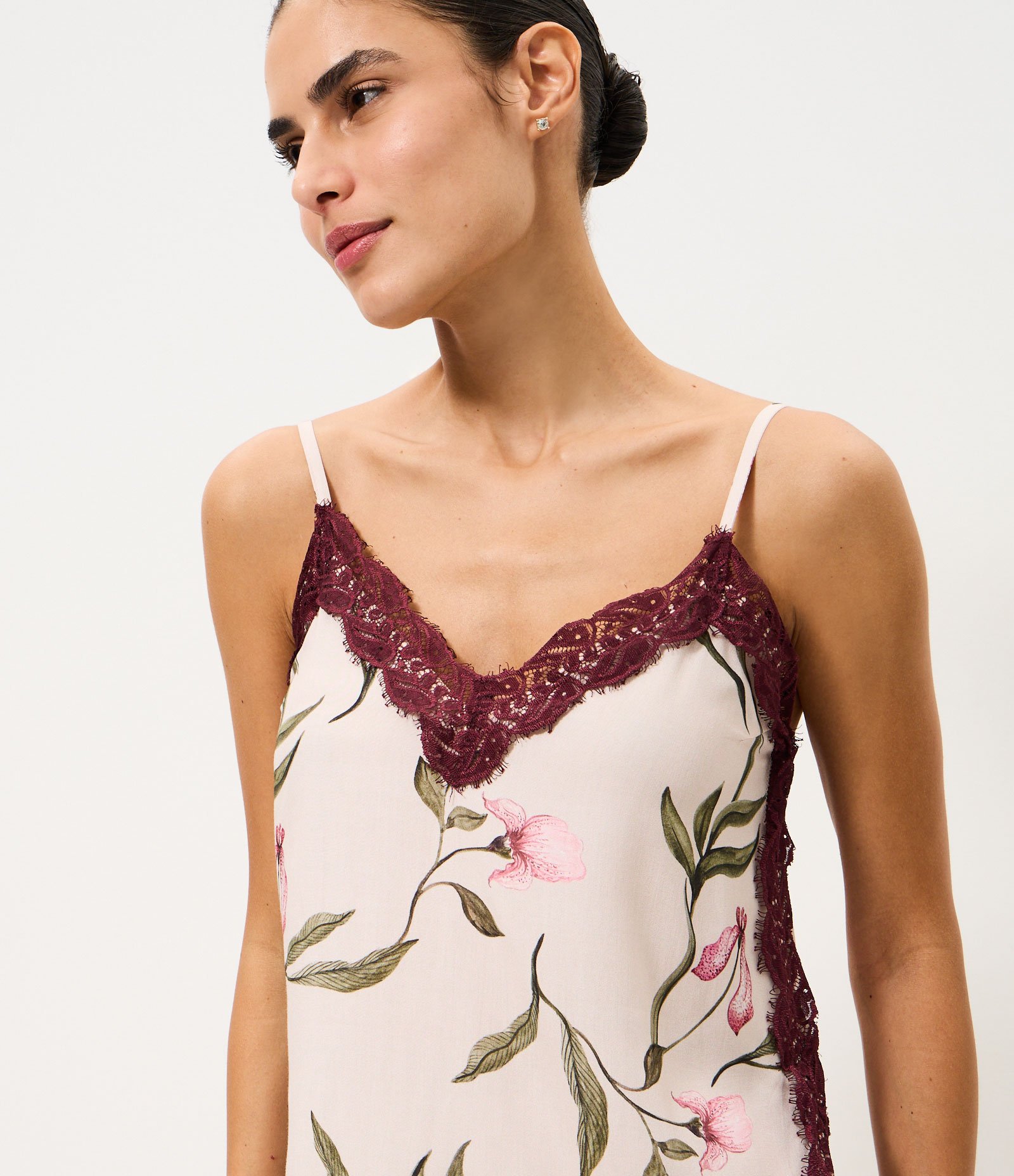 Short Doll em Viscose com Estampa Floral e Renda Rosa 2