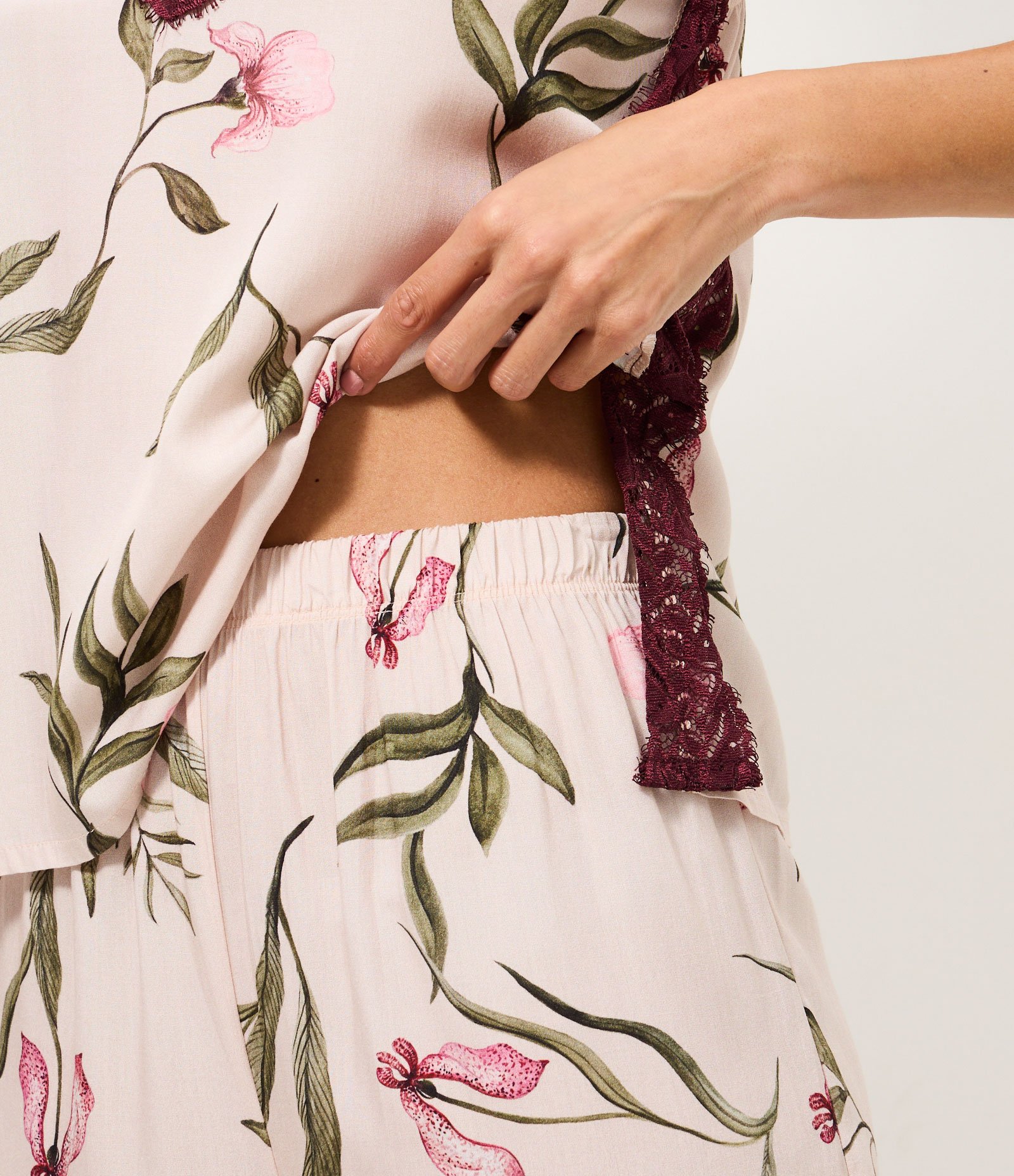 Short Doll em Viscose com Estampa Floral e Renda Rosa 3