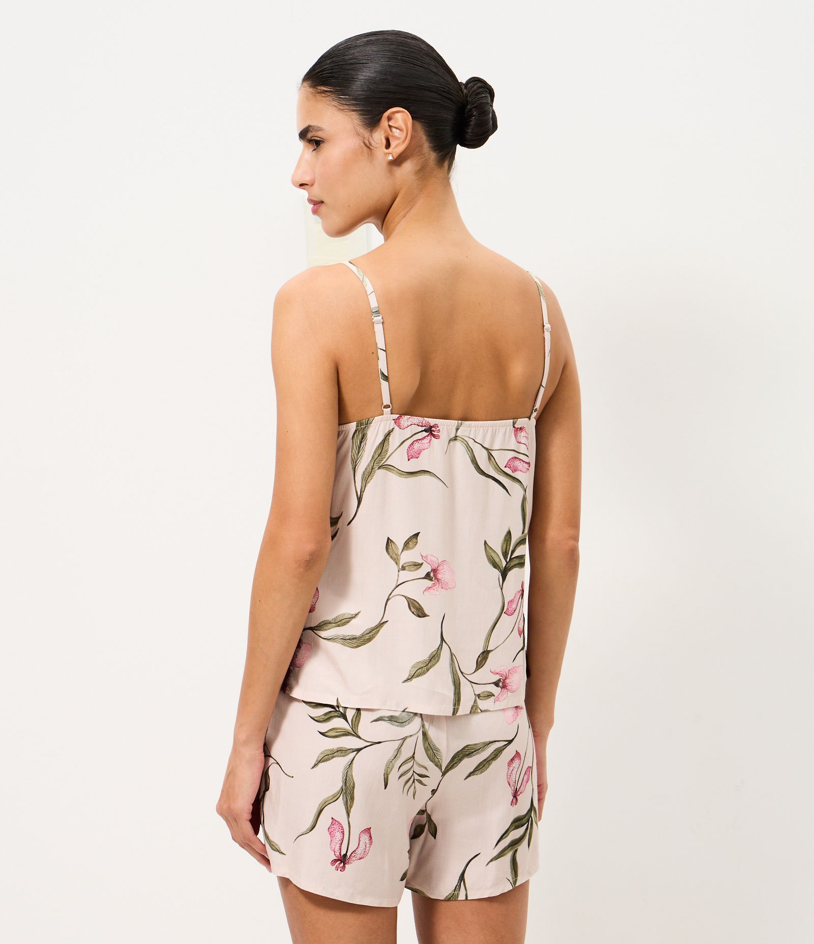 Short Doll em Viscose com Estampa Floral e Renda Rosa 4