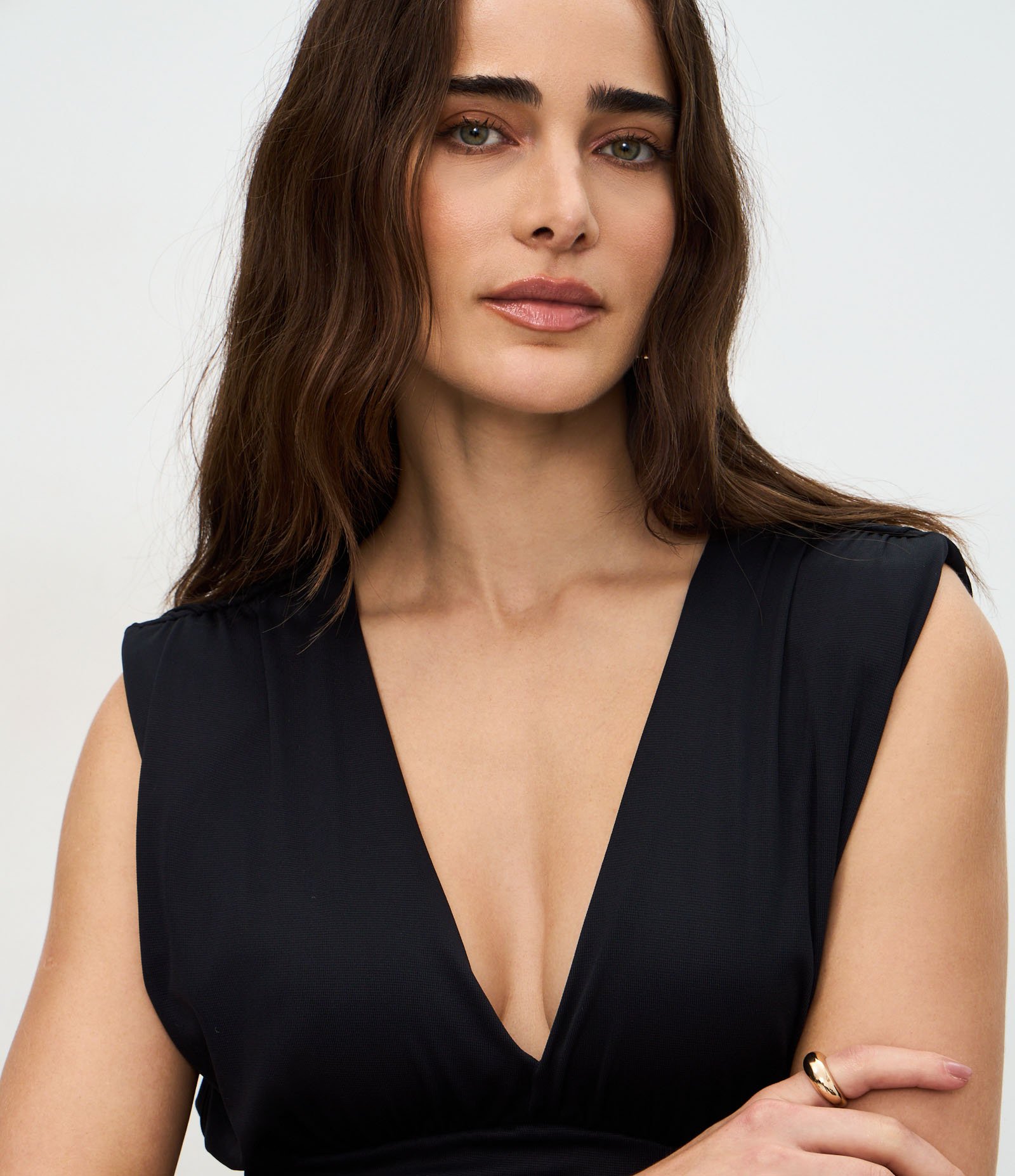 Blusa em Poliamida com Decote V e Ombreiras Preto 3