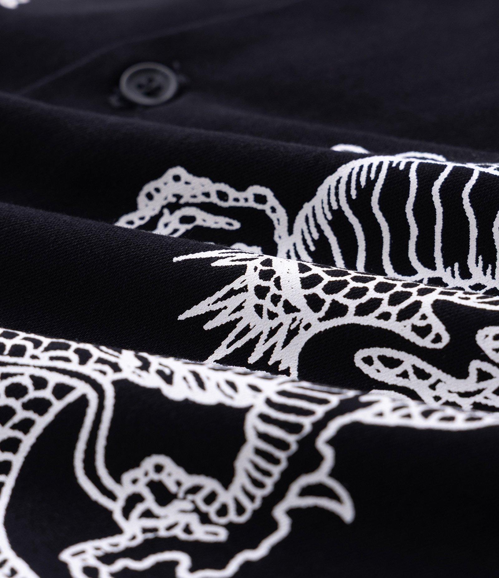 Camisa Boxy em Sarja com Estampa de Dragões Preto 6