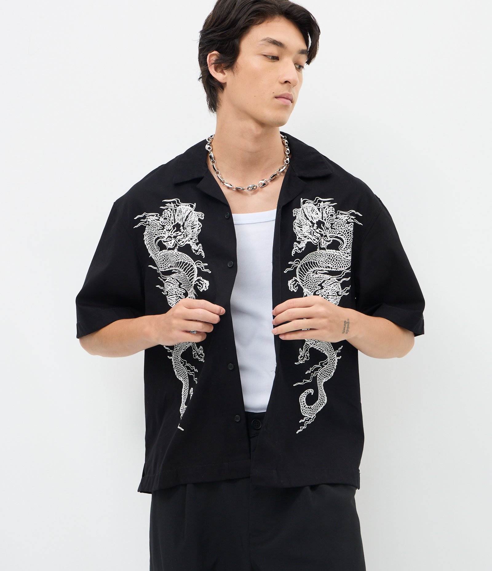 Camisa Boxy em Sarja com Estampa de Dragões Preto 1