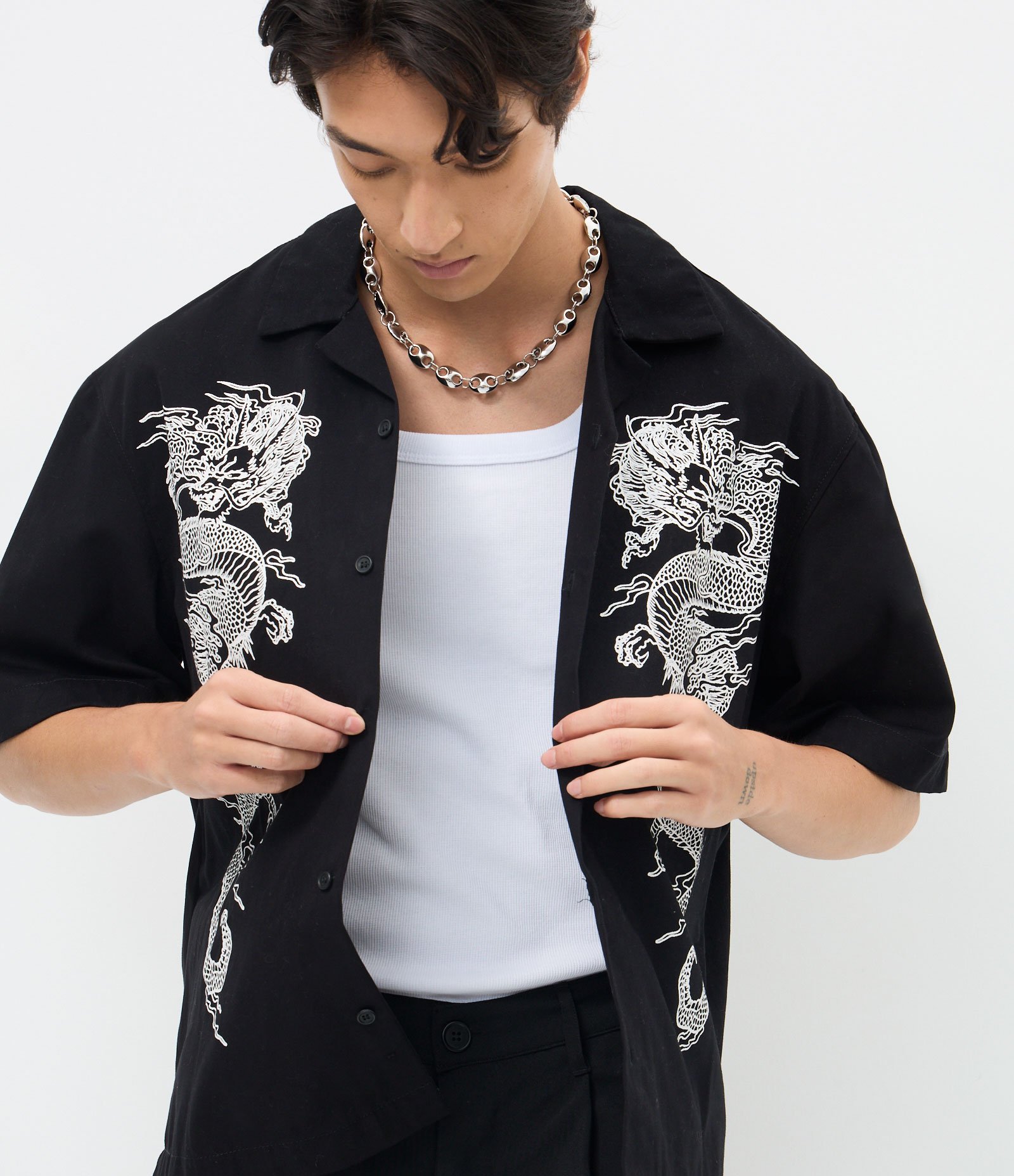 Camisa Boxy em Sarja com Estampa de Dragões Preto 3