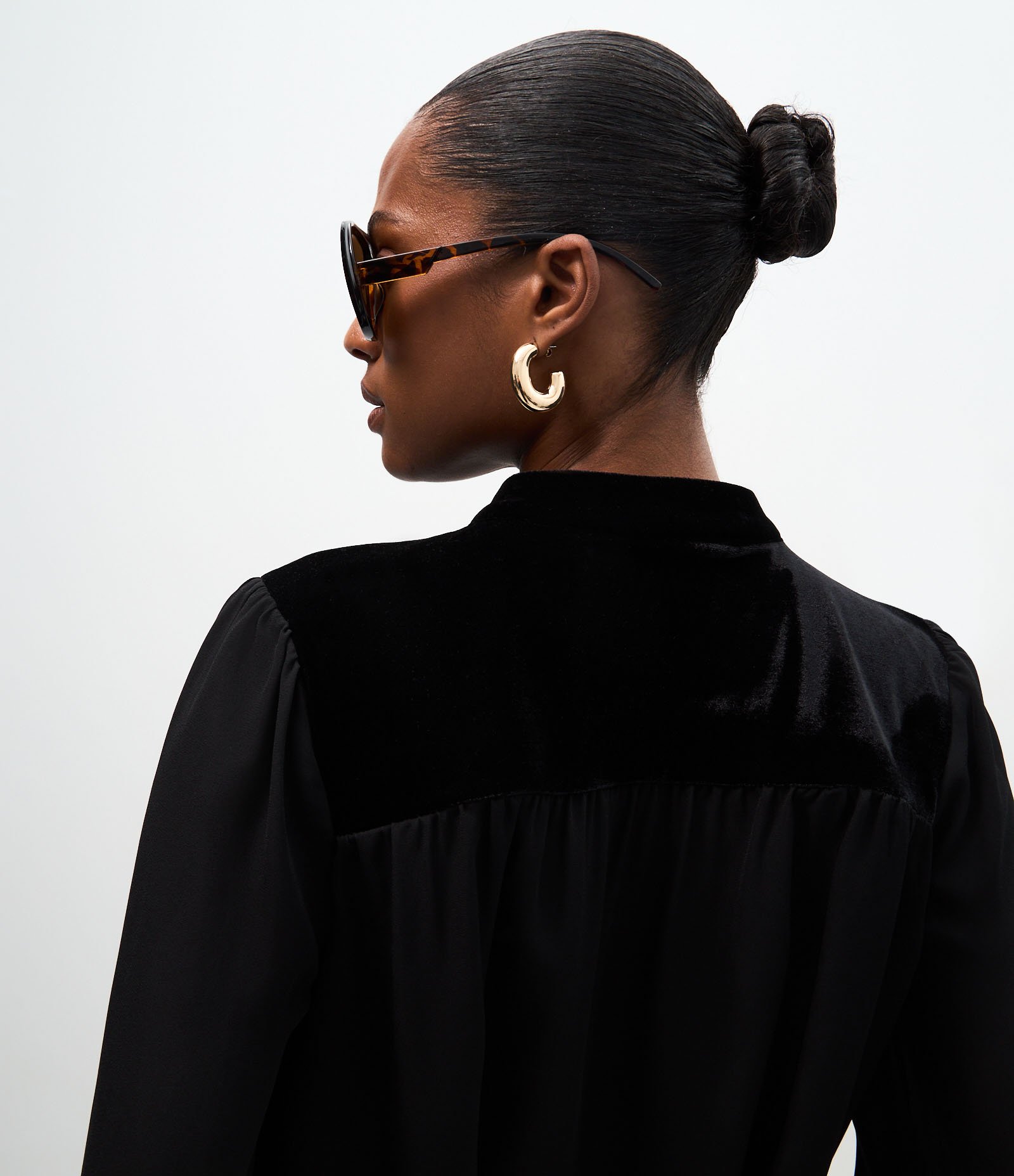 Blusa com Recorte Superior em Veludo Preto 4