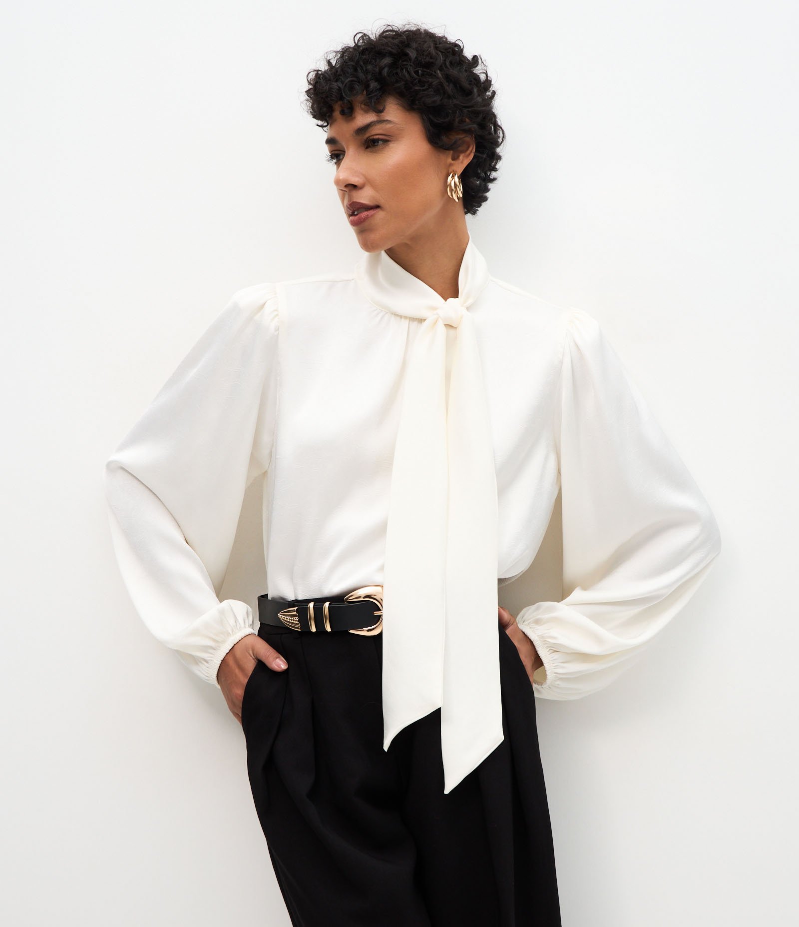 Camisa com Gola Laço e Mangas Longas Amplas Branco 1