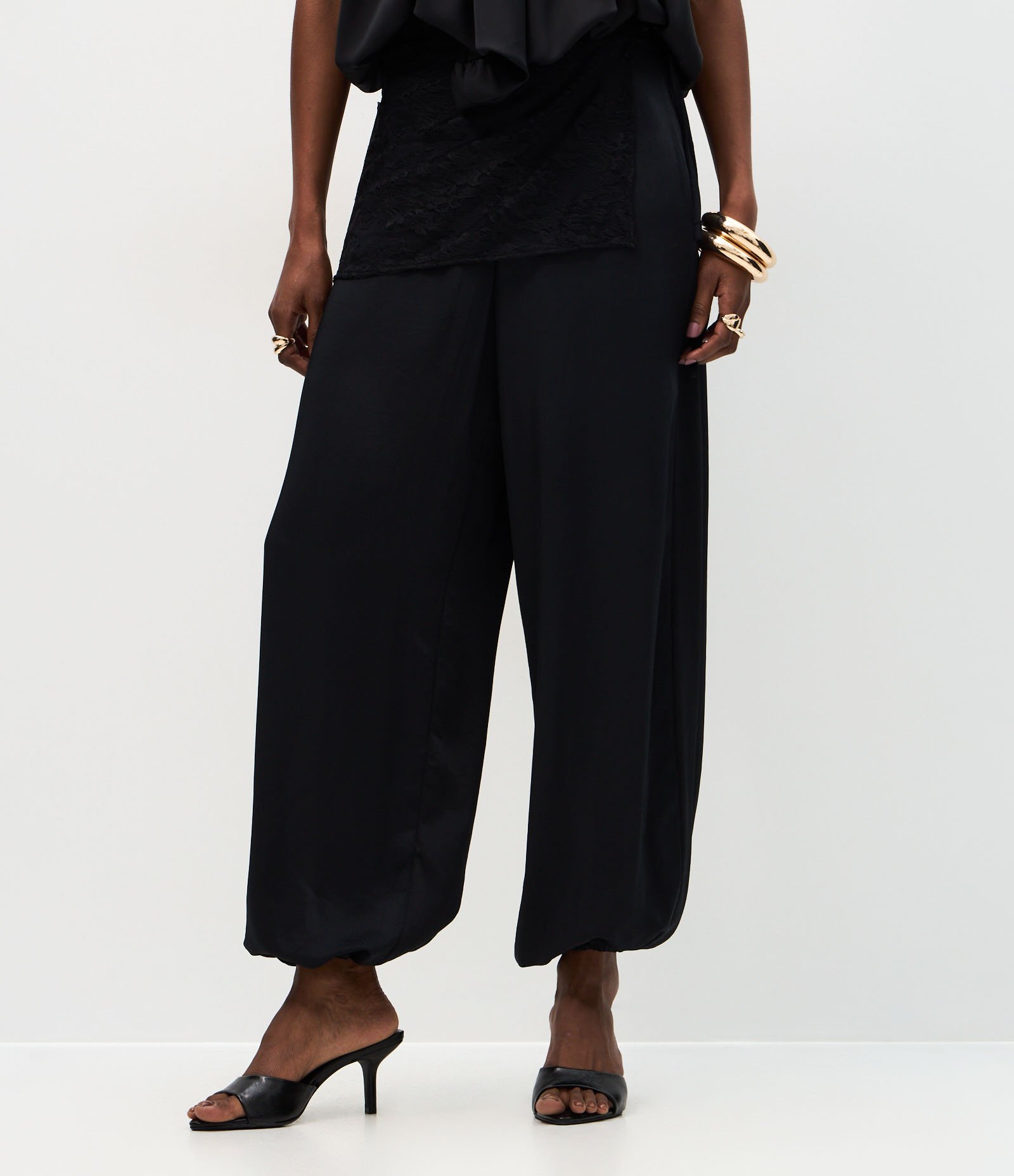 Calça Aladim Acetinada com Lenço em Renda no Cós Preto 3