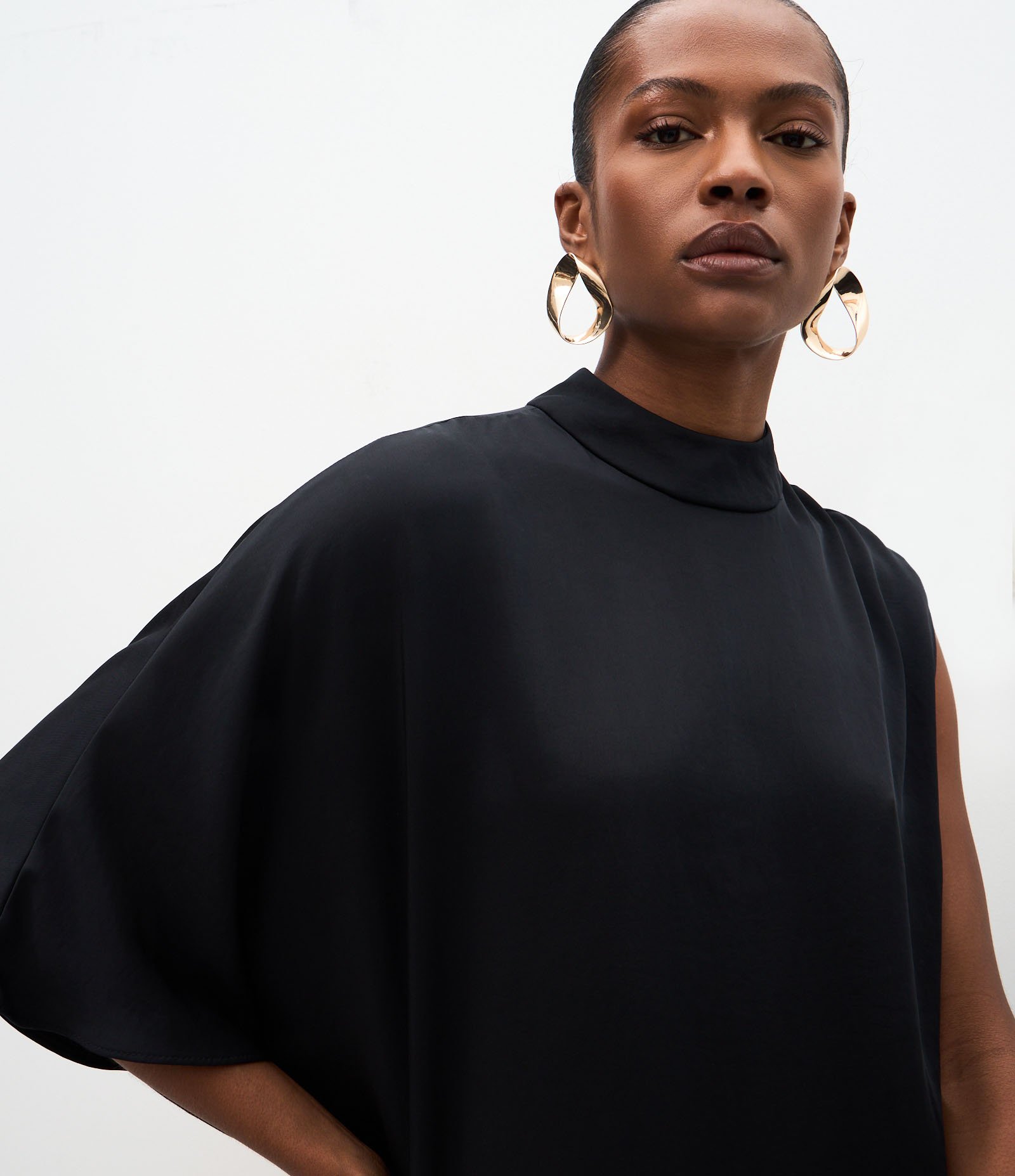 Vestido Assimétrico em Crepe com Gola Alta Preto 3