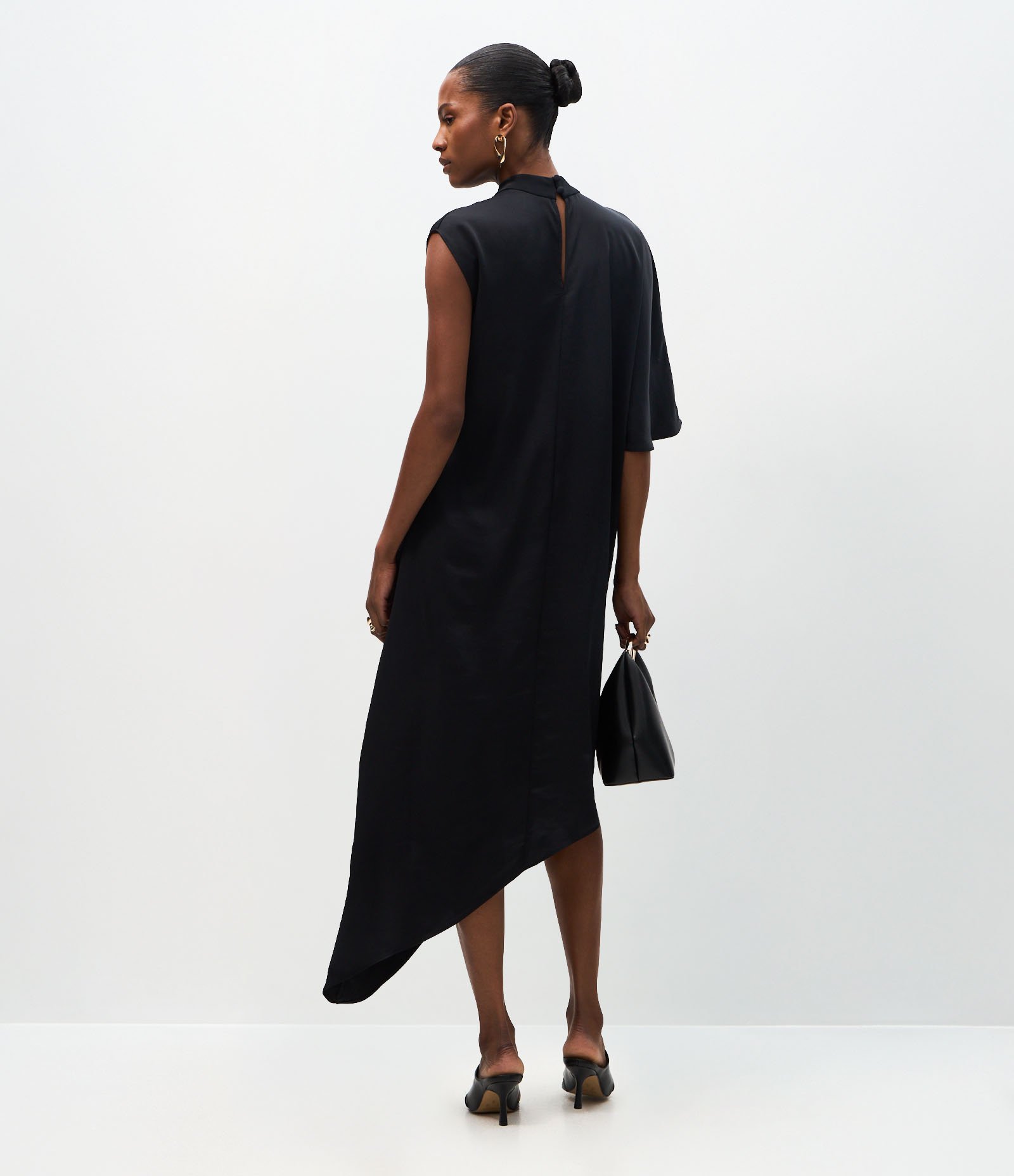 Vestido Assimétrico em Crepe com Gola Alta Preto 4