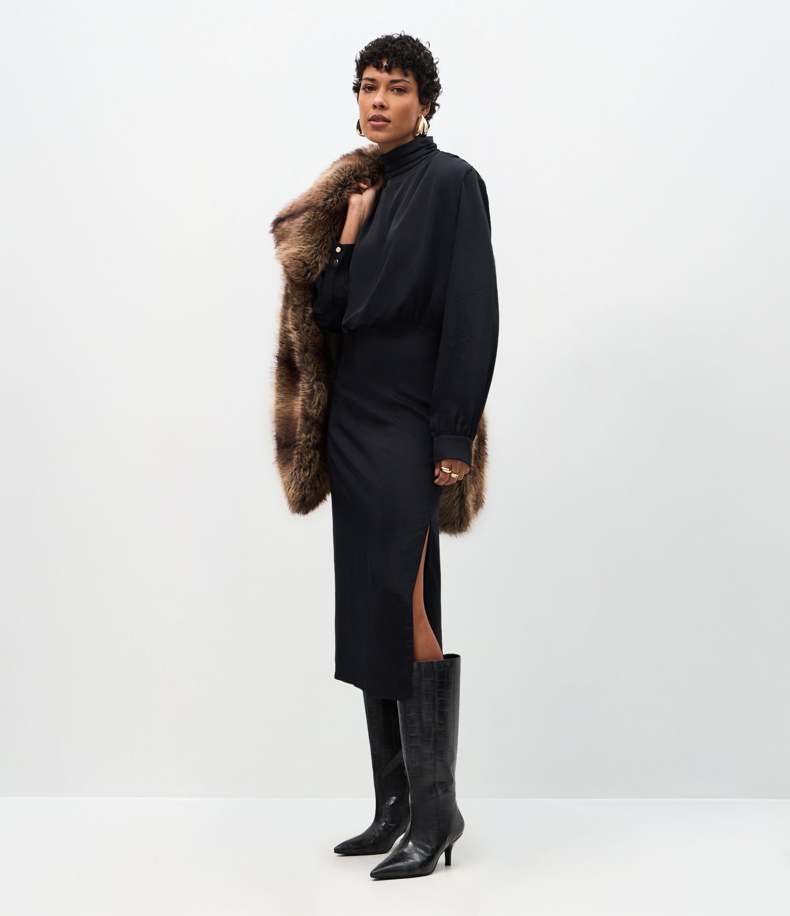 Vestido Longo Acetinado com Decote Degagê nas Costas Preto 1