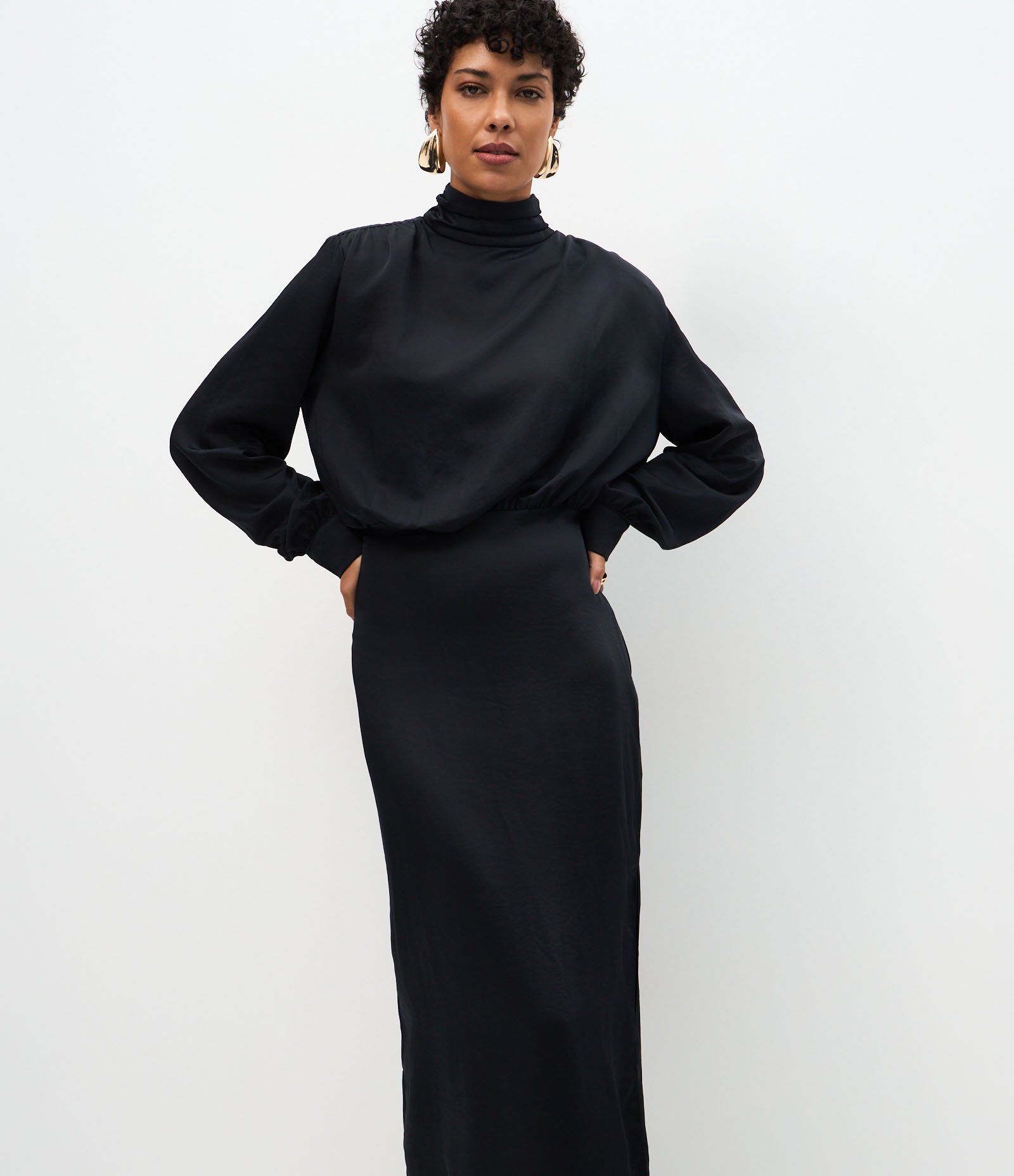 Vestido Longo Acetinado com Decote Degagê nas Costas Preto 2