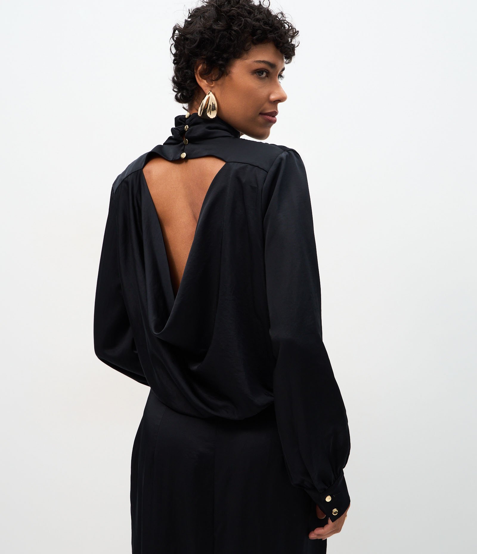 Vestido Longo Acetinado com Decote Degagê nas Costas Preto 4