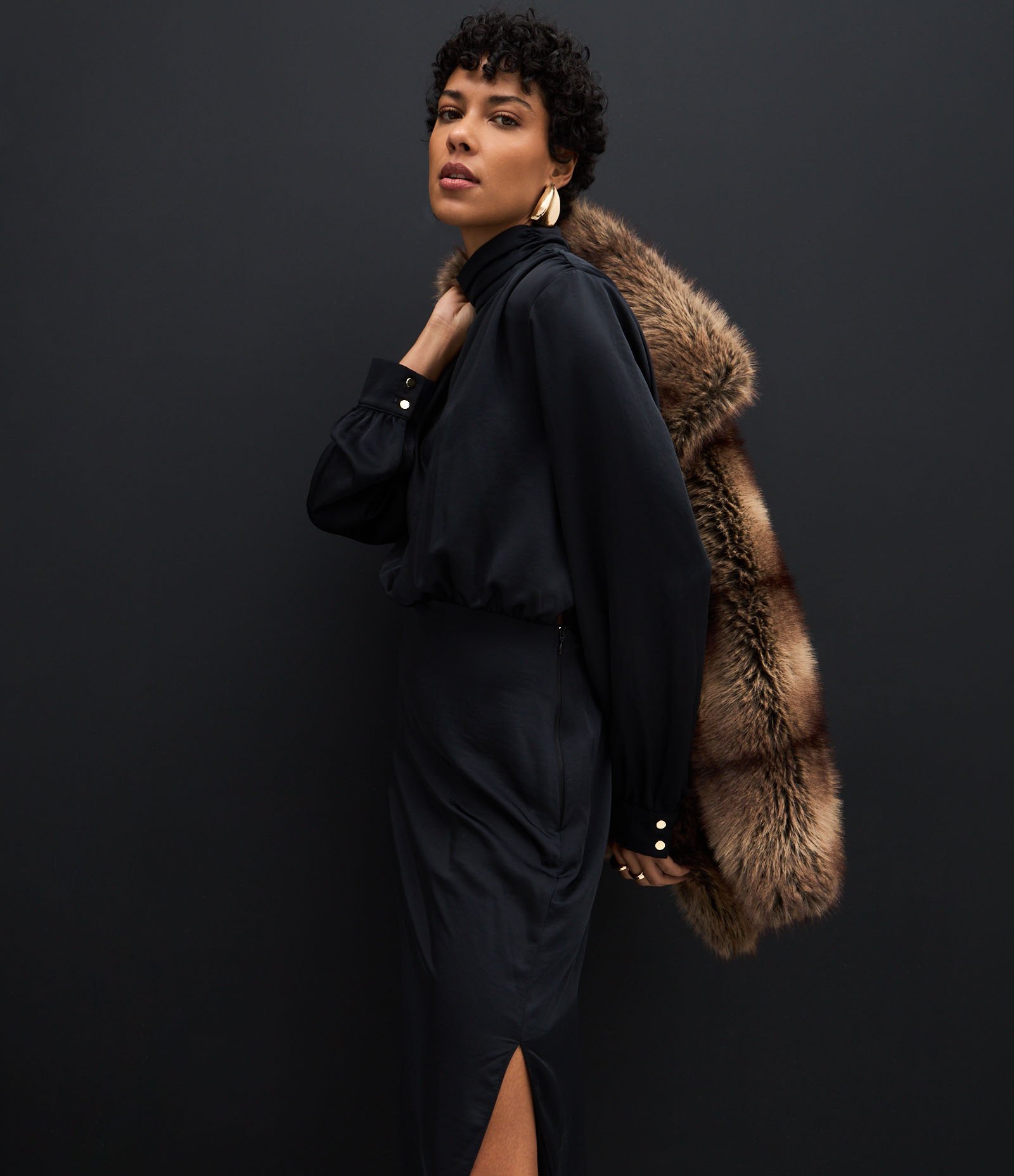Vestido Longo Acetinado com Decote Degagê nas Costas Preto 5