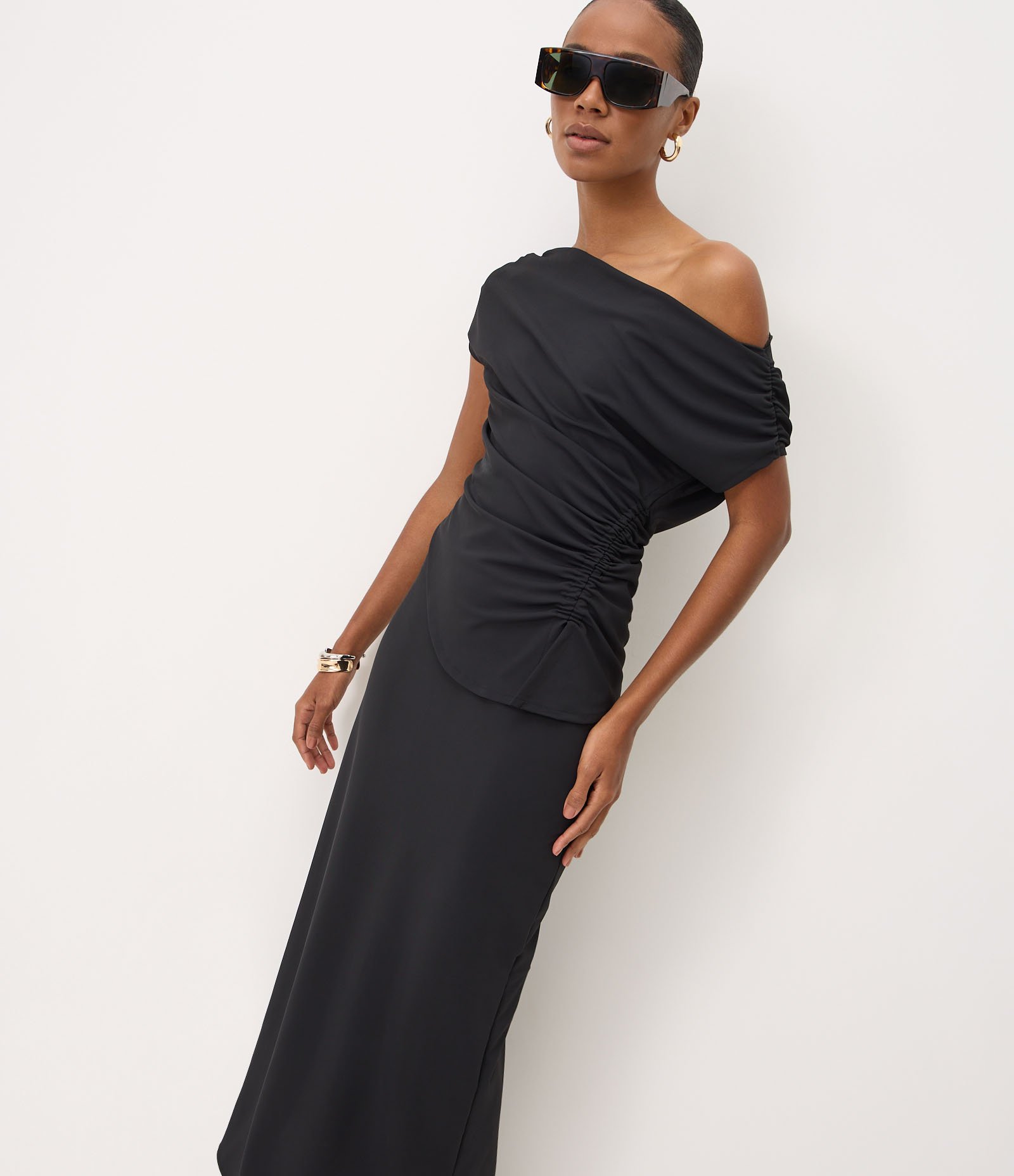 Vestido Longo com Fenda Traseira e Drapeado Lateral Preto 1